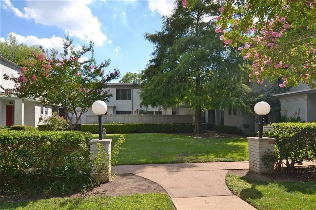 Townhouse For Rent in Dallas County , 4945 N Hall Street F-4945, Dallas, Texas 75235, 2 Bedroom, 2 Bathroom, Garage spaces, 1,147 Sqft, built in 1954, mls#21324126, Real Estate Agent in Dallas, Homes For Rent in Dallas county, Homes For Rent in Dallas, Realtor in Dallas Texas, Real Estate Brokerage Independent Realty Texas, Luminita Cordes Realtor