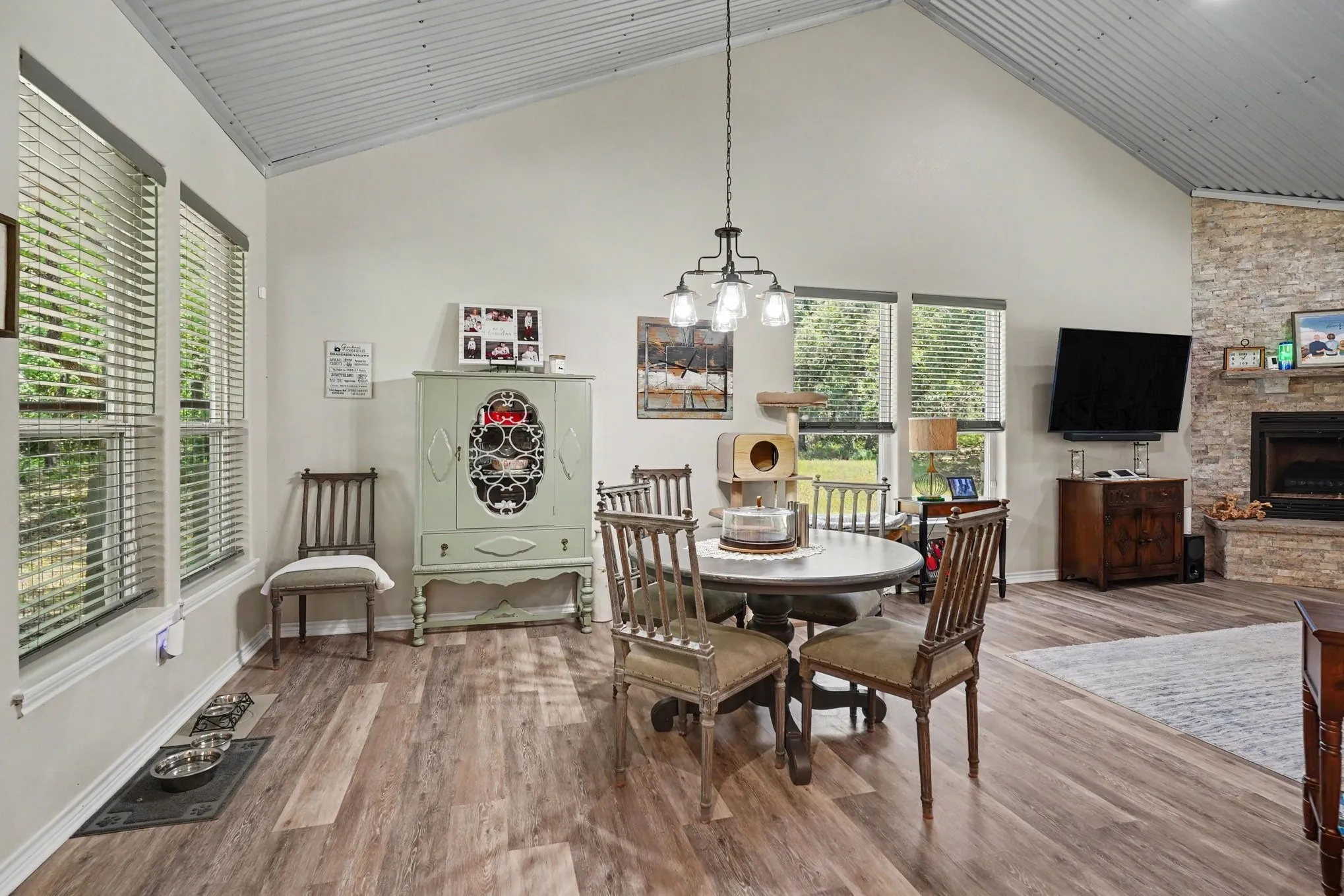 Single Family Residence For Sale in Wise County , 125 Rolling Hills Boulevard, Alvord, Texas 76225, 2 Bedrooms, 3 Bathrooms, 2 Garage spaces, 1,980 Sqft, built in 2020, Price $535,000, mls#21317412, Real Estate Agent in Alvord, Homes For Sale in Wise county, Homes For Sale in Alvord, Realtor in Alvord Texas, Real Estate Brokerage Independent Realty Texas, Luminita Cordes Realtor