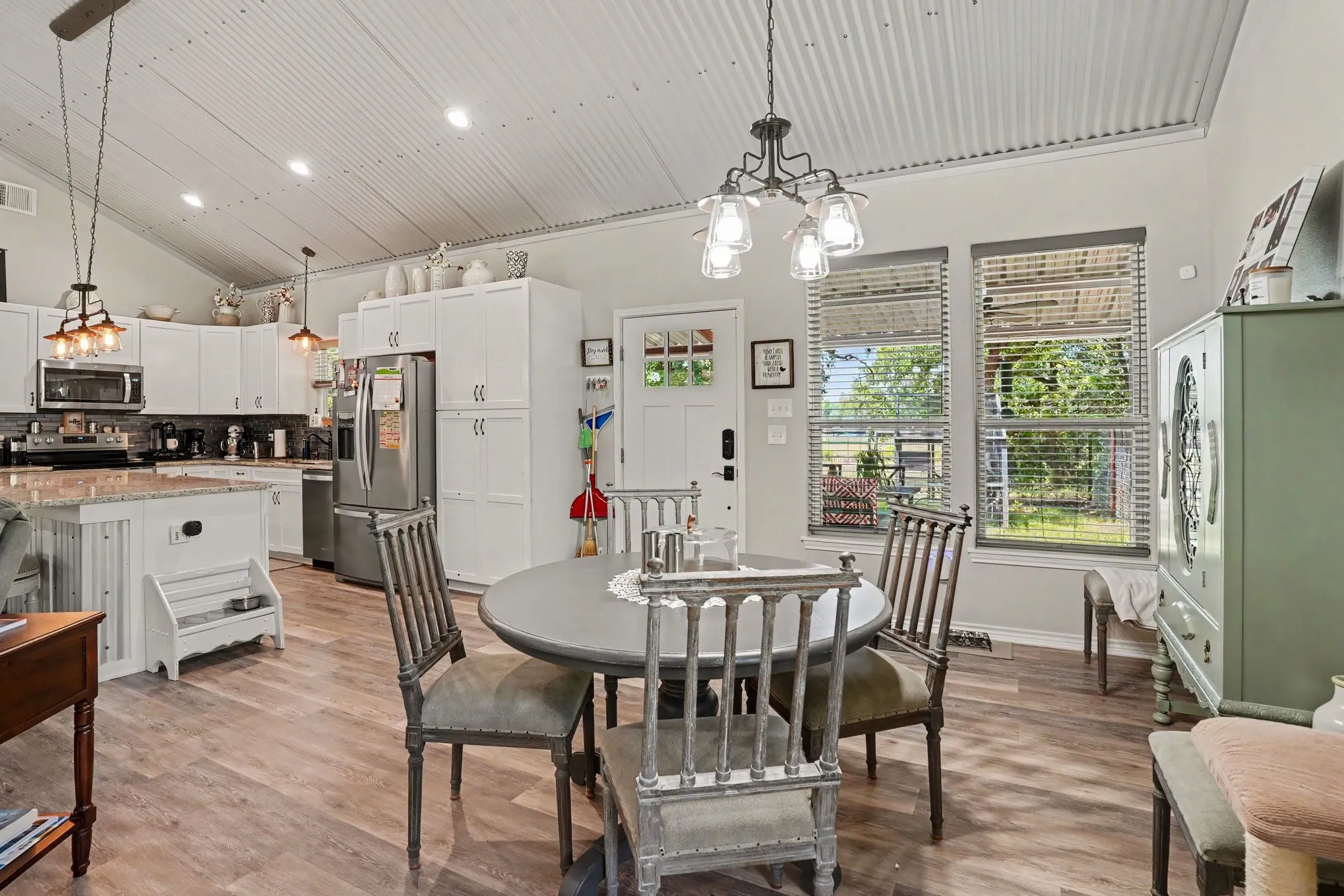 Single Family Residence For Sale in Wise County , 125 Rolling Hills Boulevard, Alvord, Texas 76225, 2 Bedrooms, 3 Bathrooms, 2 Garage spaces, 1,980 Sqft, built in 2020, Price $535,000, mls#21317412, Real Estate Agent in Alvord, Homes For Sale in Wise county, Homes For Sale in Alvord, Realtor in Alvord Texas, Real Estate Brokerage Independent Realty Texas, Luminita Cordes Realtor