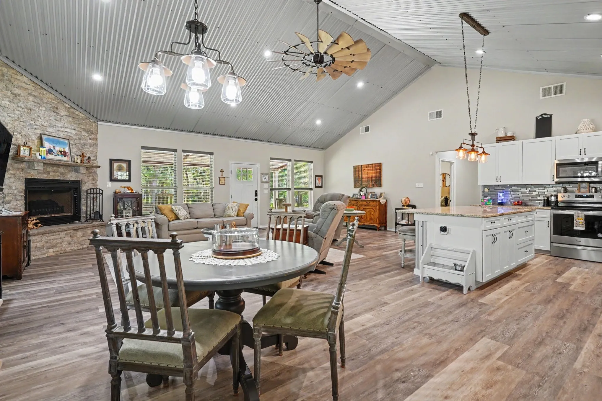Single Family Residence For Sale in Wise County , 125 Rolling Hills Boulevard, Alvord, Texas 76225, 2 Bedrooms, 3 Bathrooms, 2 Garage spaces, 1,980 Sqft, built in 2020, Price $535,000, mls#21317412, Real Estate Agent in Alvord, Homes For Sale in Wise county, Homes For Sale in Alvord, Realtor in Alvord Texas, Real Estate Brokerage Independent Realty Texas, Luminita Cordes Realtor