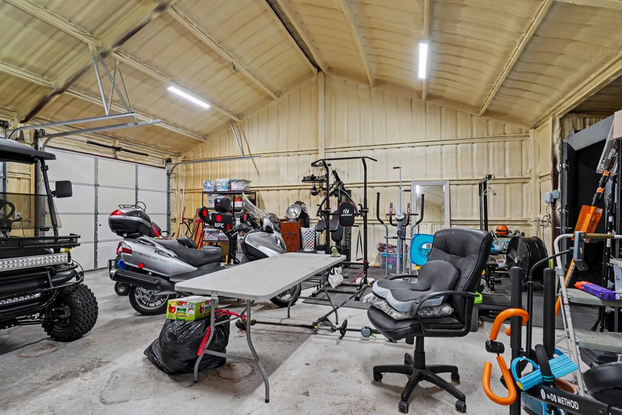 Single Family Residence For Sale in Wise County , 125 Rolling Hills Boulevard, Alvord, Texas 76225, 2 Bedrooms, 3 Bathrooms, 2 Garage spaces, 1,980 Sqft, built in 2020, Price $535,000, mls#21317412, Real Estate Agent in Alvord, Homes For Sale in Wise county, Homes For Sale in Alvord, Realtor in Alvord Texas, Real Estate Brokerage Independent Realty Texas, Luminita Cordes Realtor