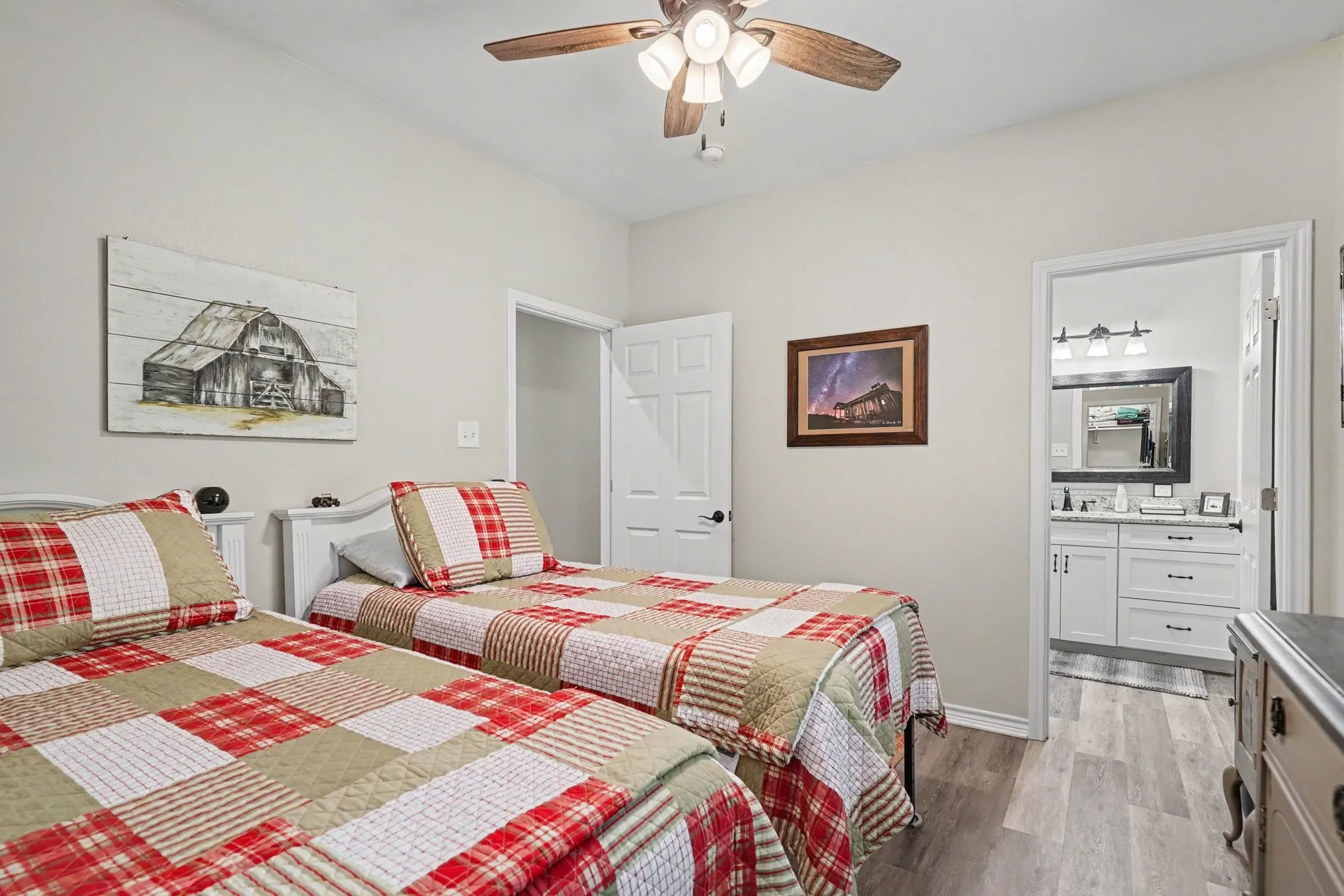 Single Family Residence For Sale in Wise County , 125 Rolling Hills Boulevard, Alvord, Texas 76225, 2 Bedrooms, 3 Bathrooms, 2 Garage spaces, 1,980 Sqft, built in 2020, Price $535,000, mls#21317412, Real Estate Agent in Alvord, Homes For Sale in Wise county, Homes For Sale in Alvord, Realtor in Alvord Texas, Real Estate Brokerage Independent Realty Texas, Luminita Cordes Realtor