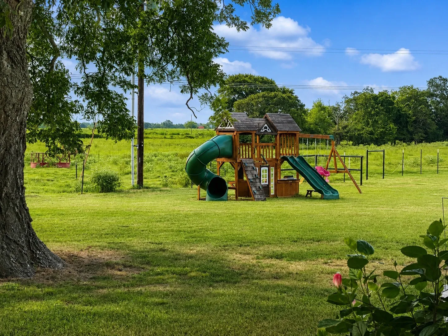 INCLUDES BACKYARD PLAYSET