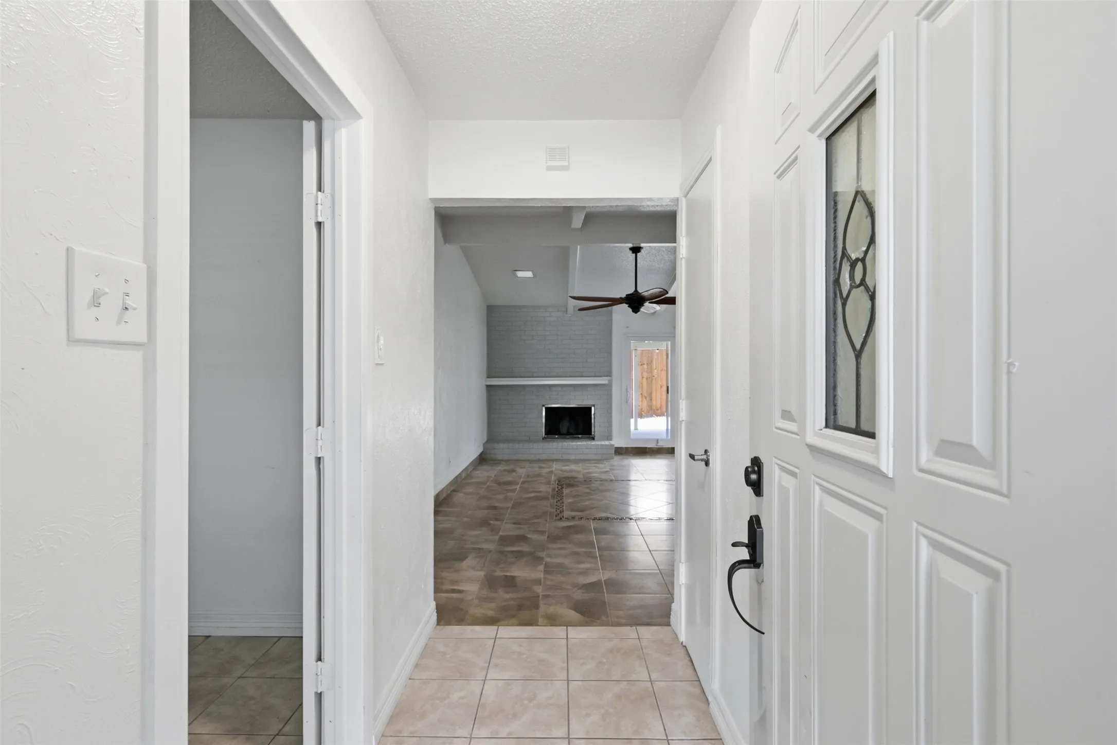 Single Family Residence For Sale in Tarrant County , 2400 York Minster Court, Arlington, Texas 76006, 4 Bedroom, 2 Bathroom, 2 Garage spaces, 1,619 Sqft, built in 1981, mls#21323015, Real Estate Agent in Arlington, Homes For Sale in Tarrant county, Homes For Sale in Arlington, Realtor in Arlington Texas, Real Estate Brokerage Independent Realty Texas, Luminita Cordes Realtor