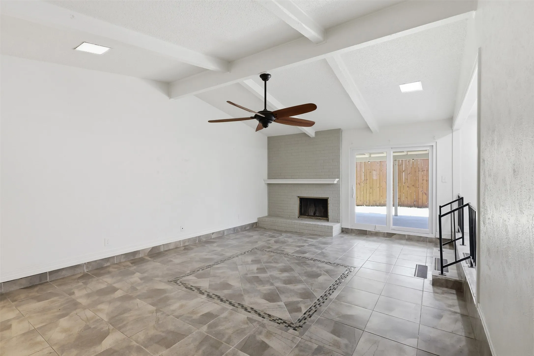 Single Family Residence For Sale in Tarrant County , 2400 York Minster Court, Arlington, Texas 76006, 4 Bedroom, 2 Bathroom, 2 Garage spaces, 1,619 Sqft, built in 1981, mls#21323015, Real Estate Agent in Arlington, Homes For Sale in Tarrant county, Homes For Sale in Arlington, Realtor in Arlington Texas, Real Estate Brokerage Independent Realty Texas, Luminita Cordes Realtor