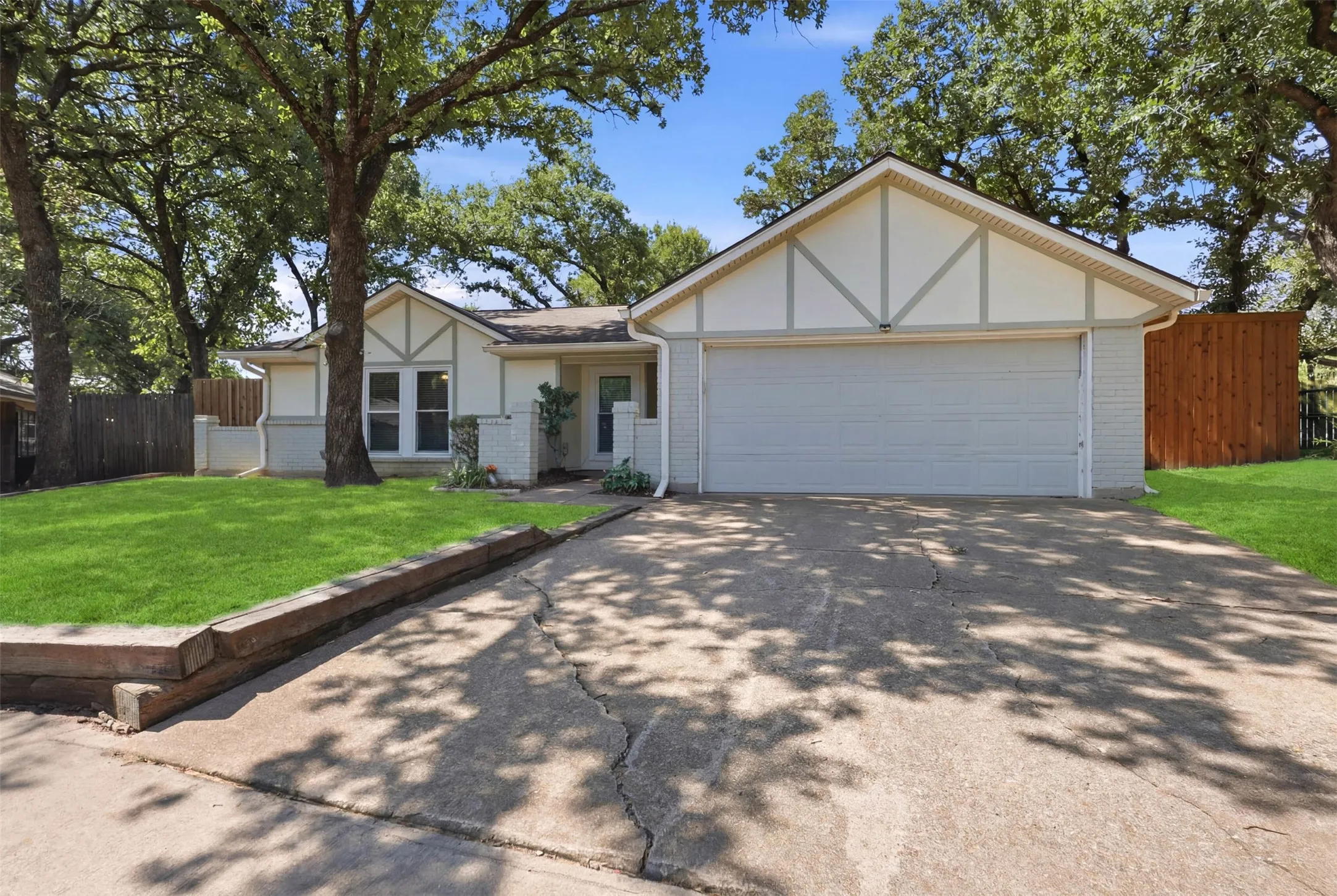 Single Family Residence For Sale in Tarrant County , 2400 York Minster Court, Arlington, Texas 76006, 4 Bedroom, 2 Bathroom, 2 Garage spaces, 1,619 Sqft, built in 1981, mls#21323015, Real Estate Agent in Arlington, Homes For Sale in Tarrant county, Homes For Sale in Arlington, Realtor in Arlington Texas, Real Estate Brokerage Independent Realty Texas, Luminita Cordes Realtor