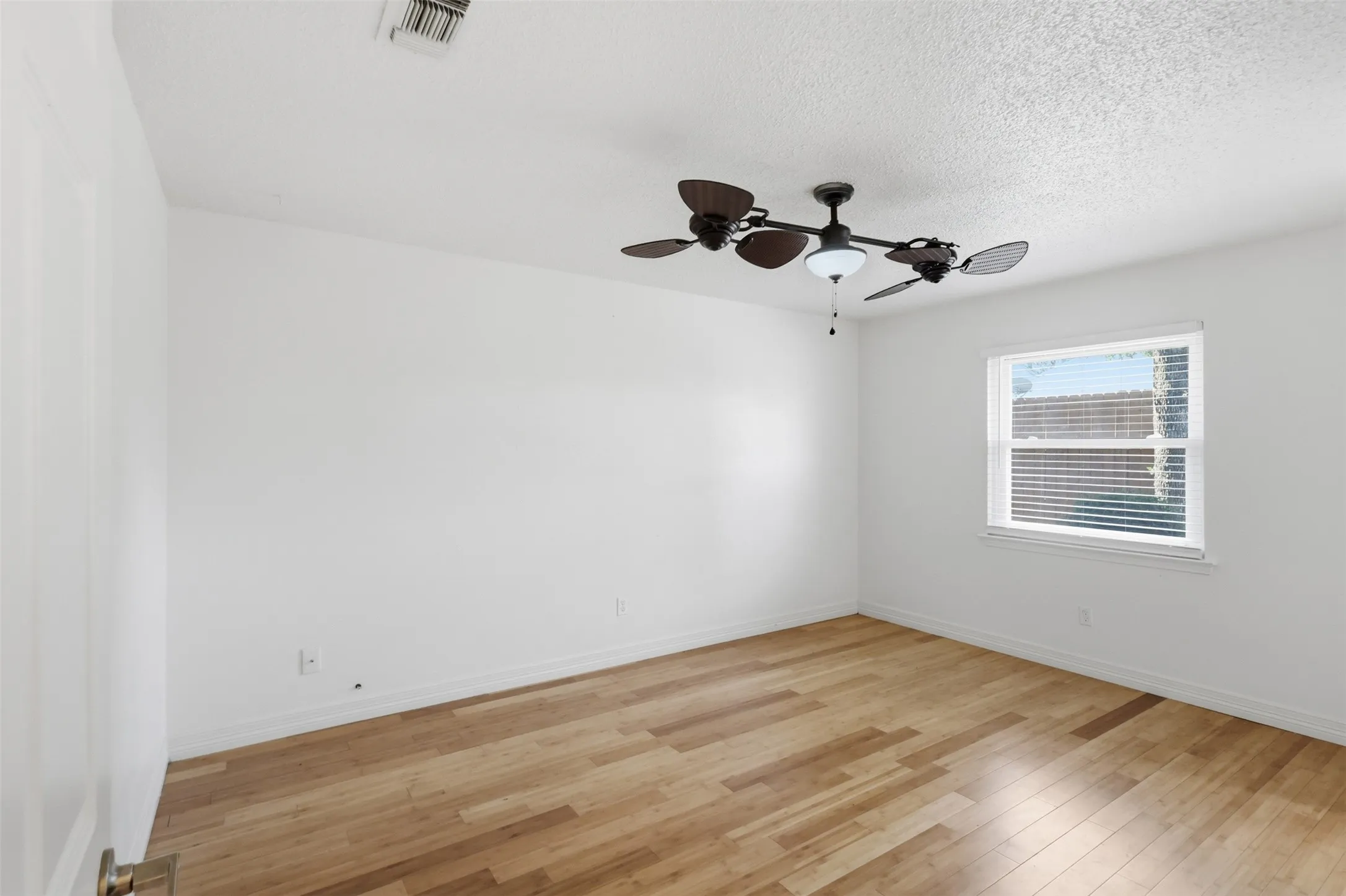 Single Family Residence For Sale in Tarrant County , 2400 York Minster Court, Arlington, Texas 76006, 4 Bedroom, 2 Bathroom, 2 Garage spaces, 1,619 Sqft, built in 1981, mls#21323015, Real Estate Agent in Arlington, Homes For Sale in Tarrant county, Homes For Sale in Arlington, Realtor in Arlington Texas, Real Estate Brokerage Independent Realty Texas, Luminita Cordes Realtor