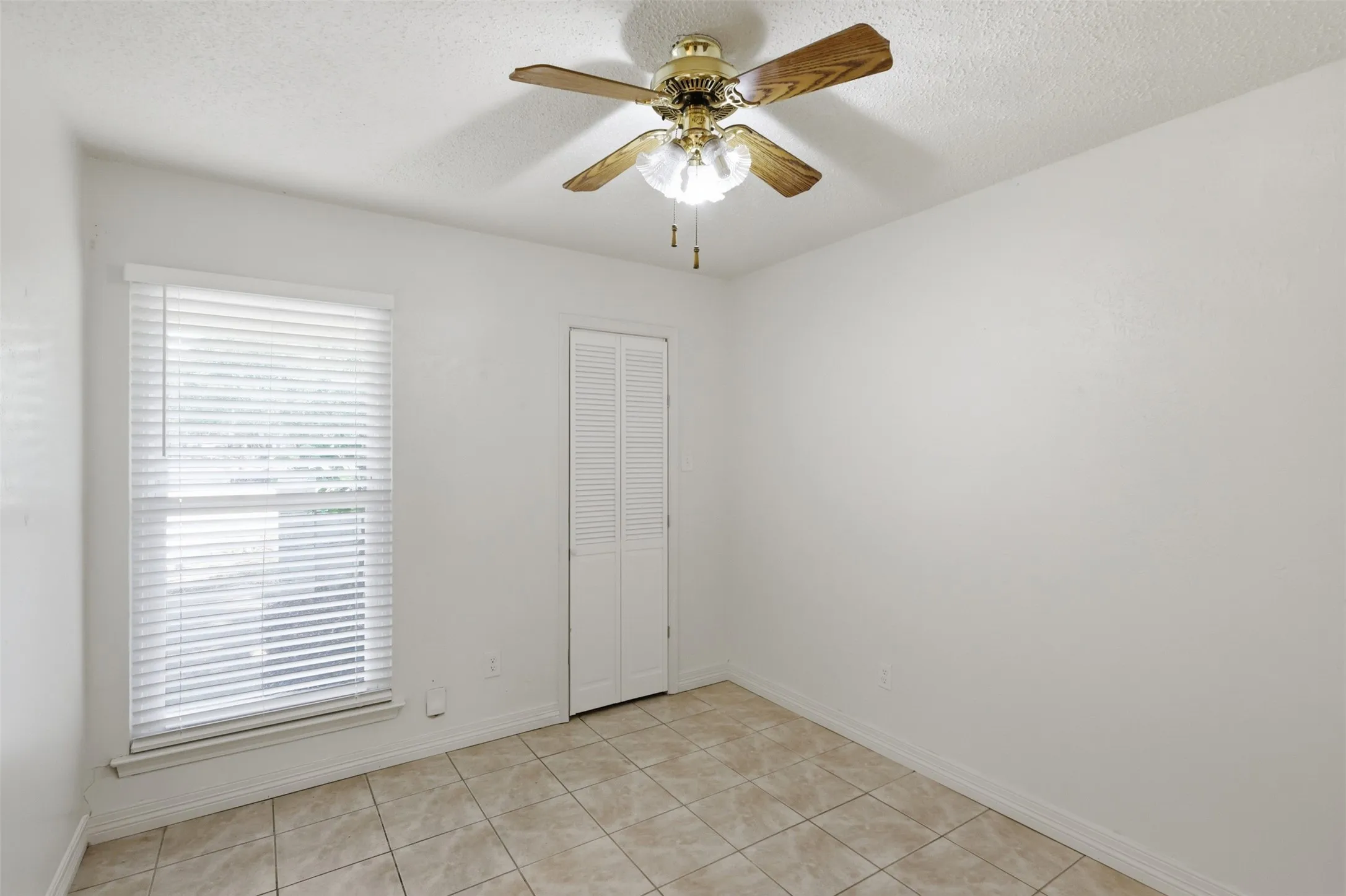 Single Family Residence For Sale in Tarrant County , 2400 York Minster Court, Arlington, Texas 76006, 4 Bedroom, 2 Bathroom, 2 Garage spaces, 1,619 Sqft, built in 1981, mls#21323015, Real Estate Agent in Arlington, Homes For Sale in Tarrant county, Homes For Sale in Arlington, Realtor in Arlington Texas, Real Estate Brokerage Independent Realty Texas, Luminita Cordes Realtor