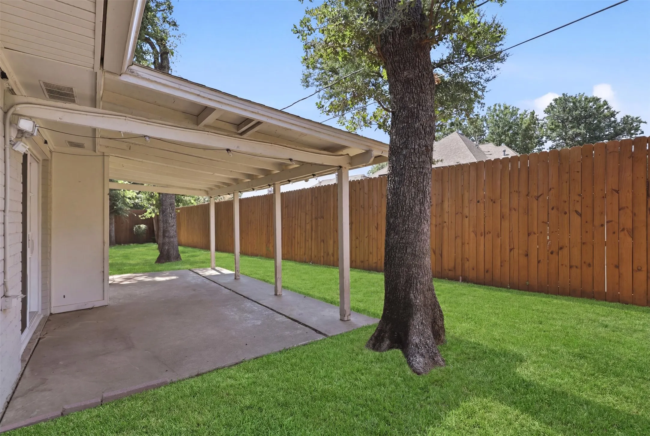 Single Family Residence For Sale in Tarrant County , 2400 York Minster Court, Arlington, Texas 76006, 4 Bedroom, 2 Bathroom, 2 Garage spaces, 1,619 Sqft, built in 1981, mls#21323015, Real Estate Agent in Arlington, Homes For Sale in Tarrant county, Homes For Sale in Arlington, Realtor in Arlington Texas, Real Estate Brokerage Independent Realty Texas, Luminita Cordes Realtor