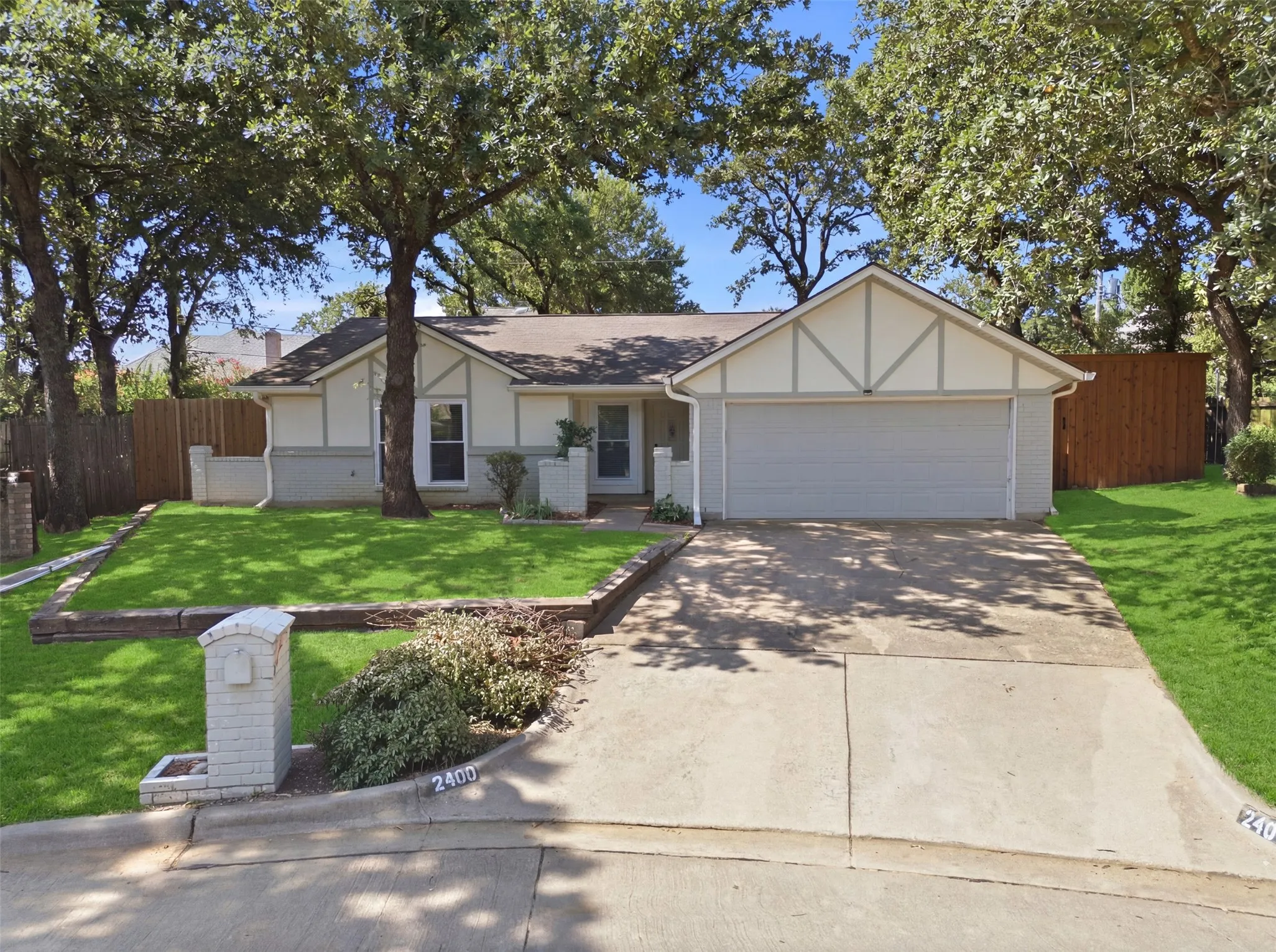 Single Family Residence For Sale in Tarrant County , 2400 York Minster Court, Arlington, Texas 76006, 4 Bedroom, 2 Bathroom, 2 Garage spaces, 1,619 Sqft, built in 1981, mls#21323015, Real Estate Agent in Arlington, Homes For Sale in Tarrant county, Homes For Sale in Arlington, Realtor in Arlington Texas, Real Estate Brokerage Independent Realty Texas, Luminita Cordes Realtor