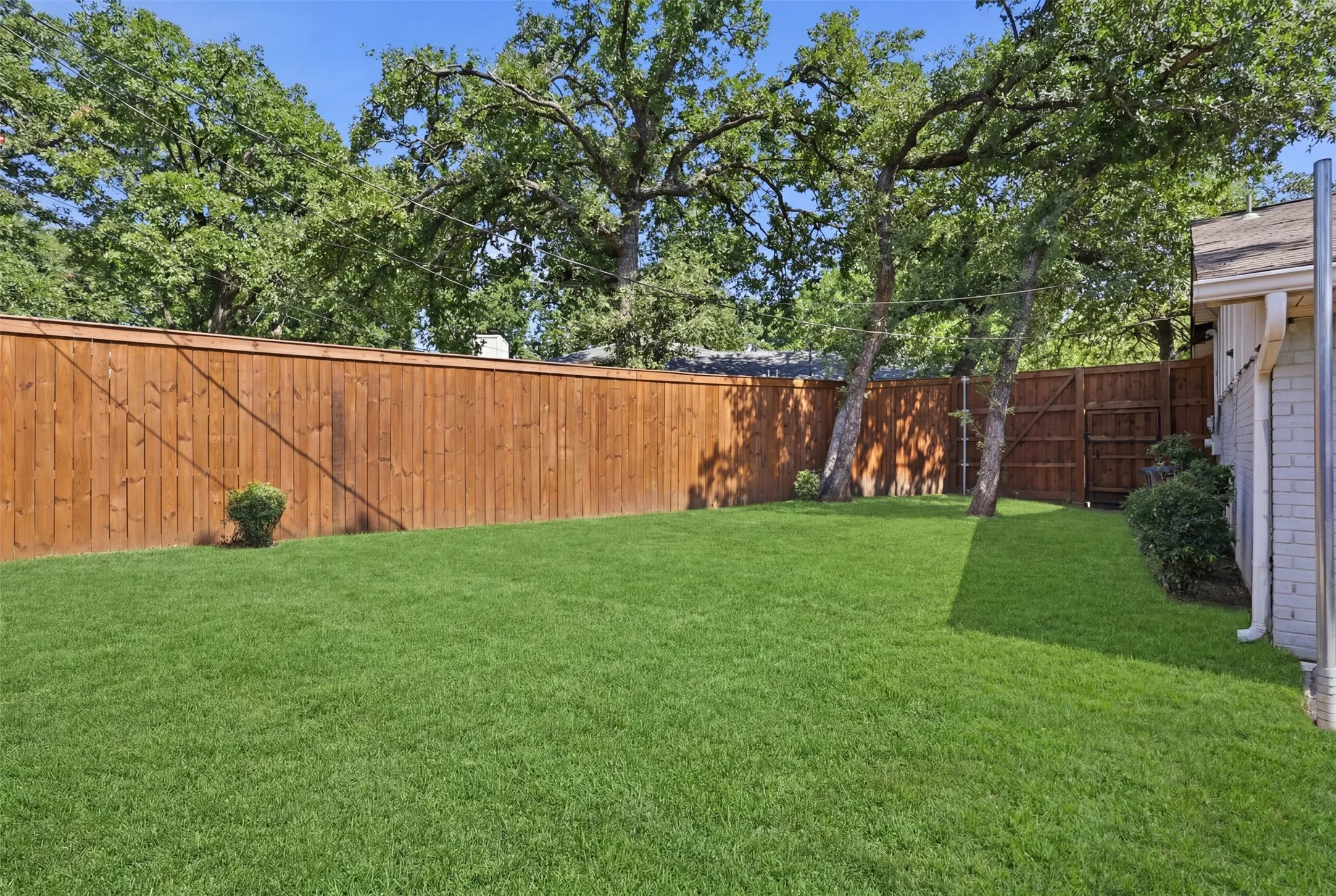 Single Family Residence For Sale in Tarrant County , 2400 York Minster Court, Arlington, Texas 76006, 4 Bedroom, 2 Bathroom, 2 Garage spaces, 1,619 Sqft, built in 1981, mls#21323015, Real Estate Agent in Arlington, Homes For Sale in Tarrant county, Homes For Sale in Arlington, Realtor in Arlington Texas, Real Estate Brokerage Independent Realty Texas, Luminita Cordes Realtor