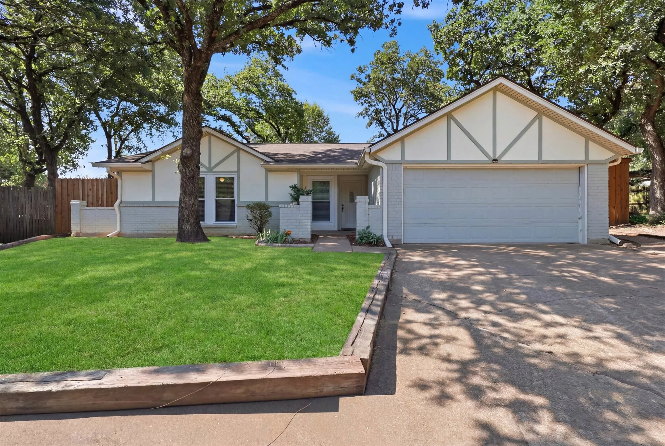 Single Family Residence For Sale in Tarrant County , 2400 York Minster Court, Arlington, Texas 76006, 4 Bedroom, 2 Bathroom, 2 Garage spaces, 1,619 Sqft, built in 1981, mls#21323015, Real Estate Agent in Arlington, Homes For Sale in Tarrant county, Homes For Sale in Arlington, Realtor in Arlington Texas, Real Estate Brokerage Independent Realty Texas, Luminita Cordes Realtor
