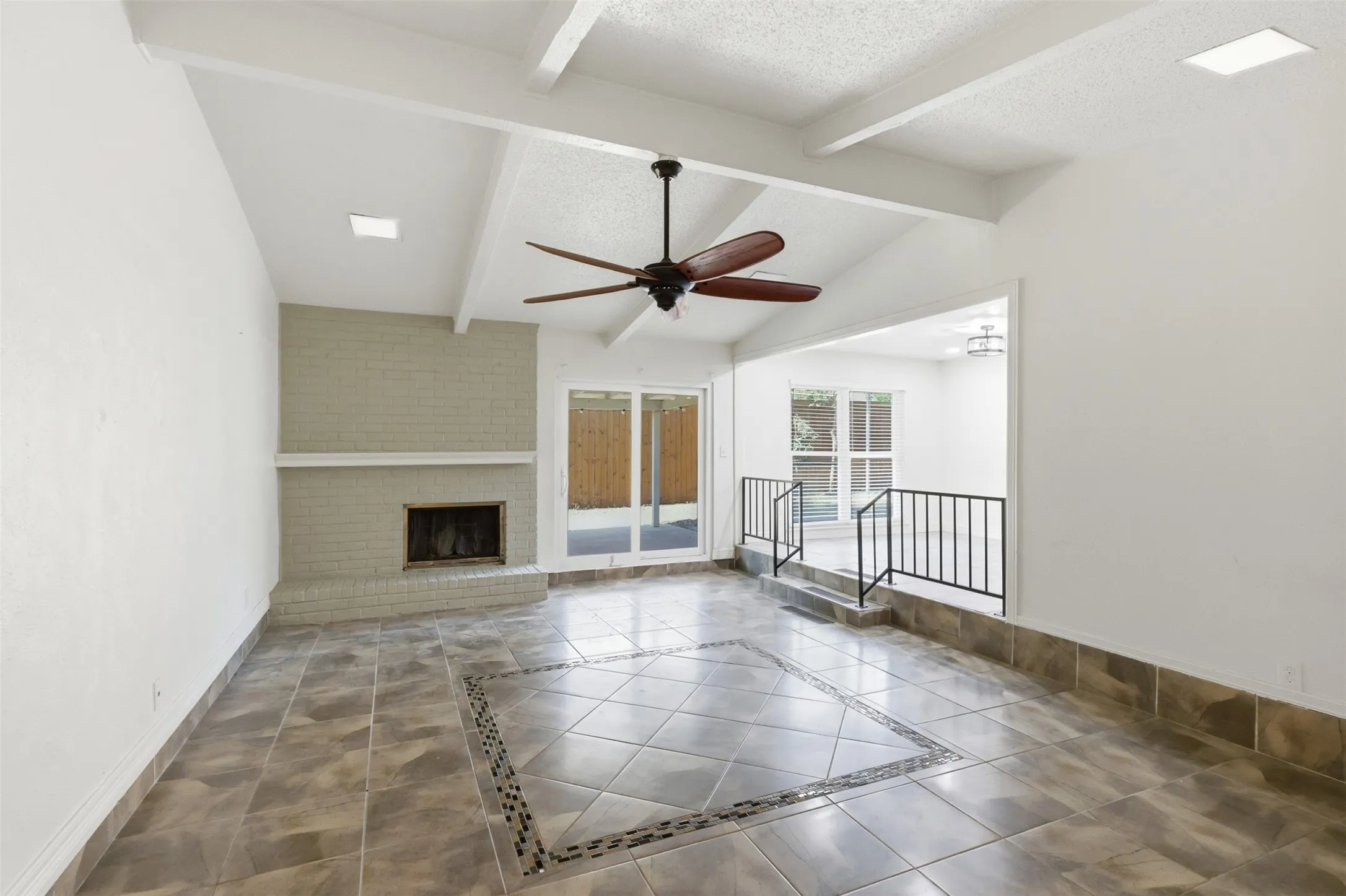 Single Family Residence For Sale in Tarrant County , 2400 York Minster Court, Arlington, Texas 76006, 4 Bedroom, 2 Bathroom, 2 Garage spaces, 1,619 Sqft, built in 1981, mls#21323015, Real Estate Agent in Arlington, Homes For Sale in Tarrant county, Homes For Sale in Arlington, Realtor in Arlington Texas, Real Estate Brokerage Independent Realty Texas, Luminita Cordes Realtor