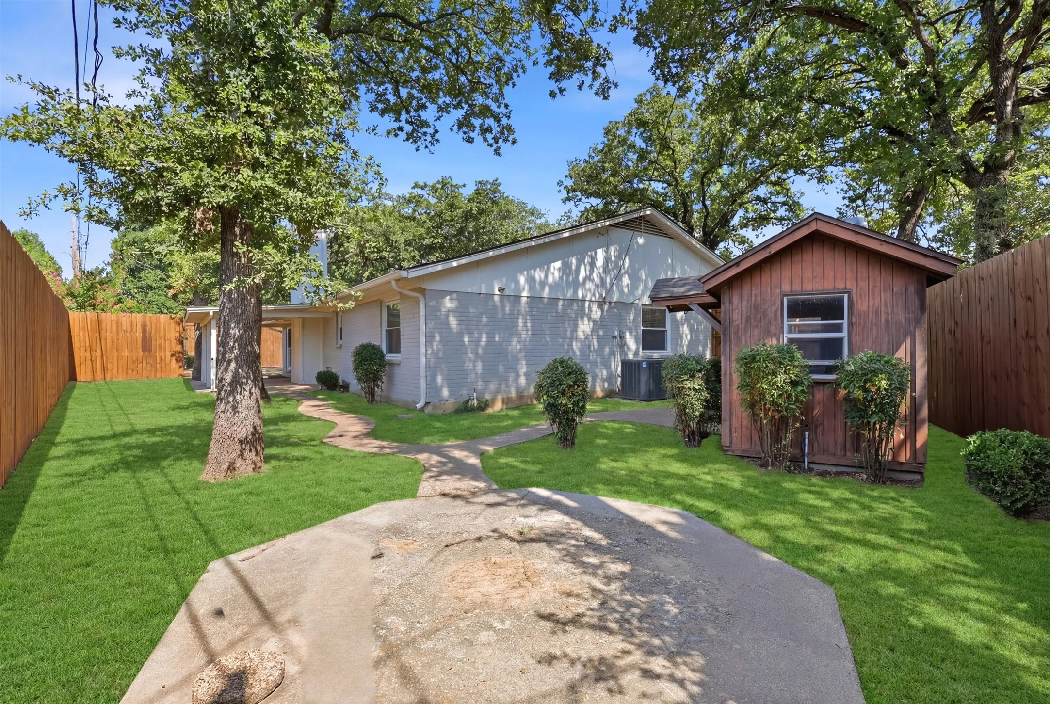 Single Family Residence For Sale in Tarrant County , 2400 York Minster Court, Arlington, Texas 76006, 4 Bedroom, 2 Bathroom, 2 Garage spaces, 1,619 Sqft, built in 1981, mls#21323015, Real Estate Agent in Arlington, Homes For Sale in Tarrant county, Homes For Sale in Arlington, Realtor in Arlington Texas, Real Estate Brokerage Independent Realty Texas, Luminita Cordes Realtor