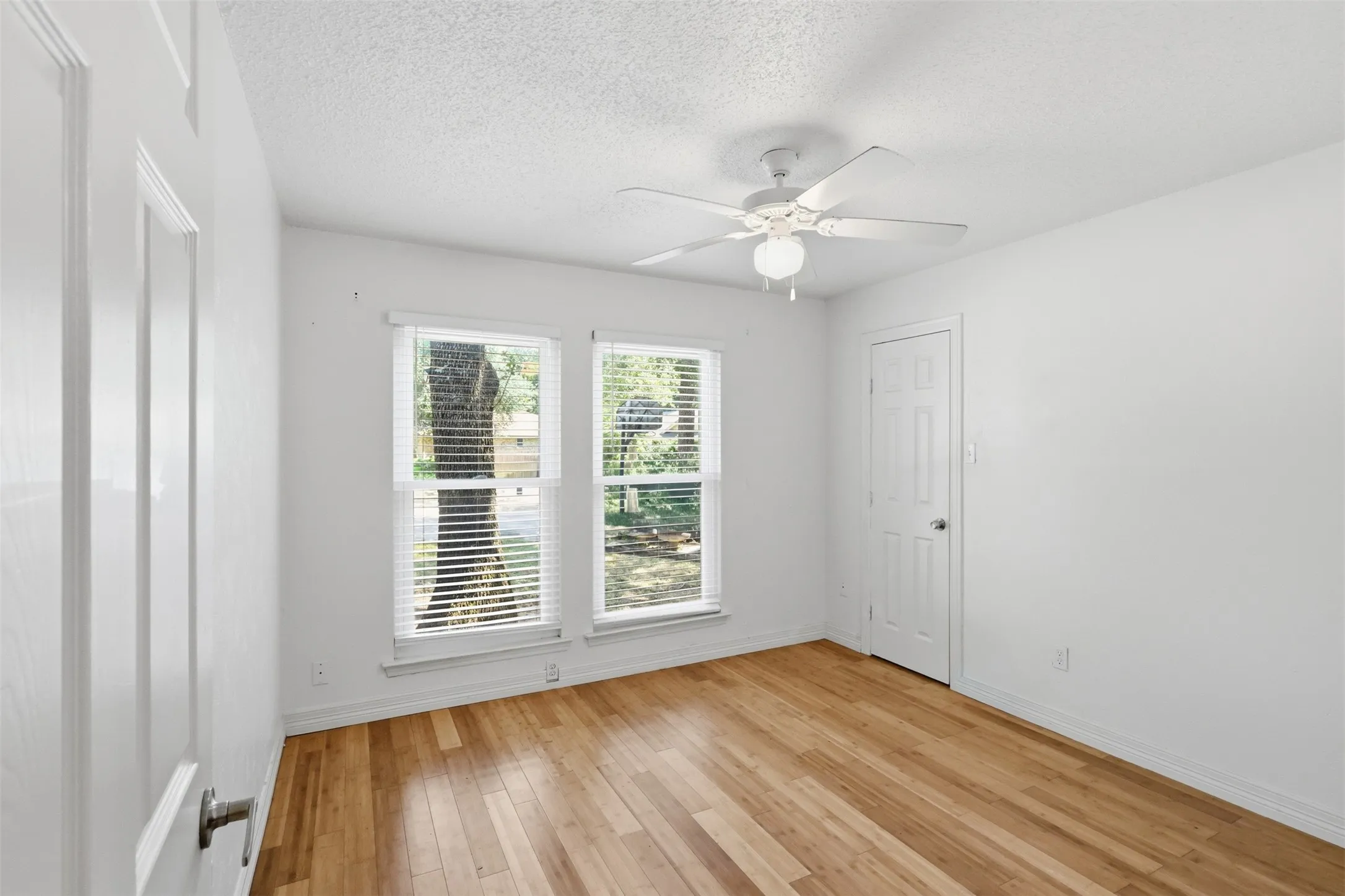 Single Family Residence For Sale in Tarrant County , 2400 York Minster Court, Arlington, Texas 76006, 4 Bedroom, 2 Bathroom, 2 Garage spaces, 1,619 Sqft, built in 1981, mls#21323015, Real Estate Agent in Arlington, Homes For Sale in Tarrant county, Homes For Sale in Arlington, Realtor in Arlington Texas, Real Estate Brokerage Independent Realty Texas, Luminita Cordes Realtor
