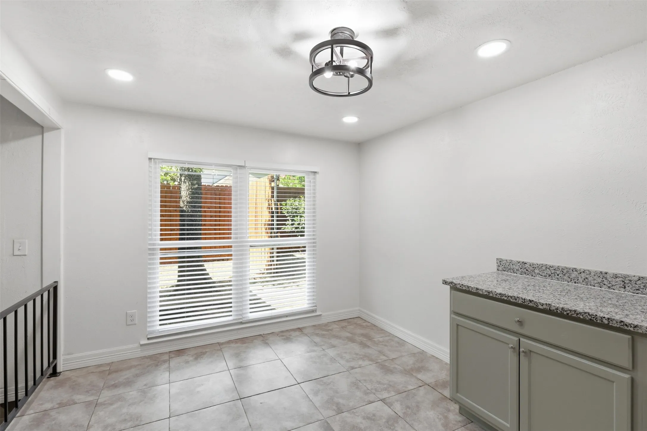 Single Family Residence For Sale in Tarrant County , 2400 York Minster Court, Arlington, Texas 76006, 4 Bedroom, 2 Bathroom, 2 Garage spaces, 1,619 Sqft, built in 1981, mls#21323015, Real Estate Agent in Arlington, Homes For Sale in Tarrant county, Homes For Sale in Arlington, Realtor in Arlington Texas, Real Estate Brokerage Independent Realty Texas, Luminita Cordes Realtor