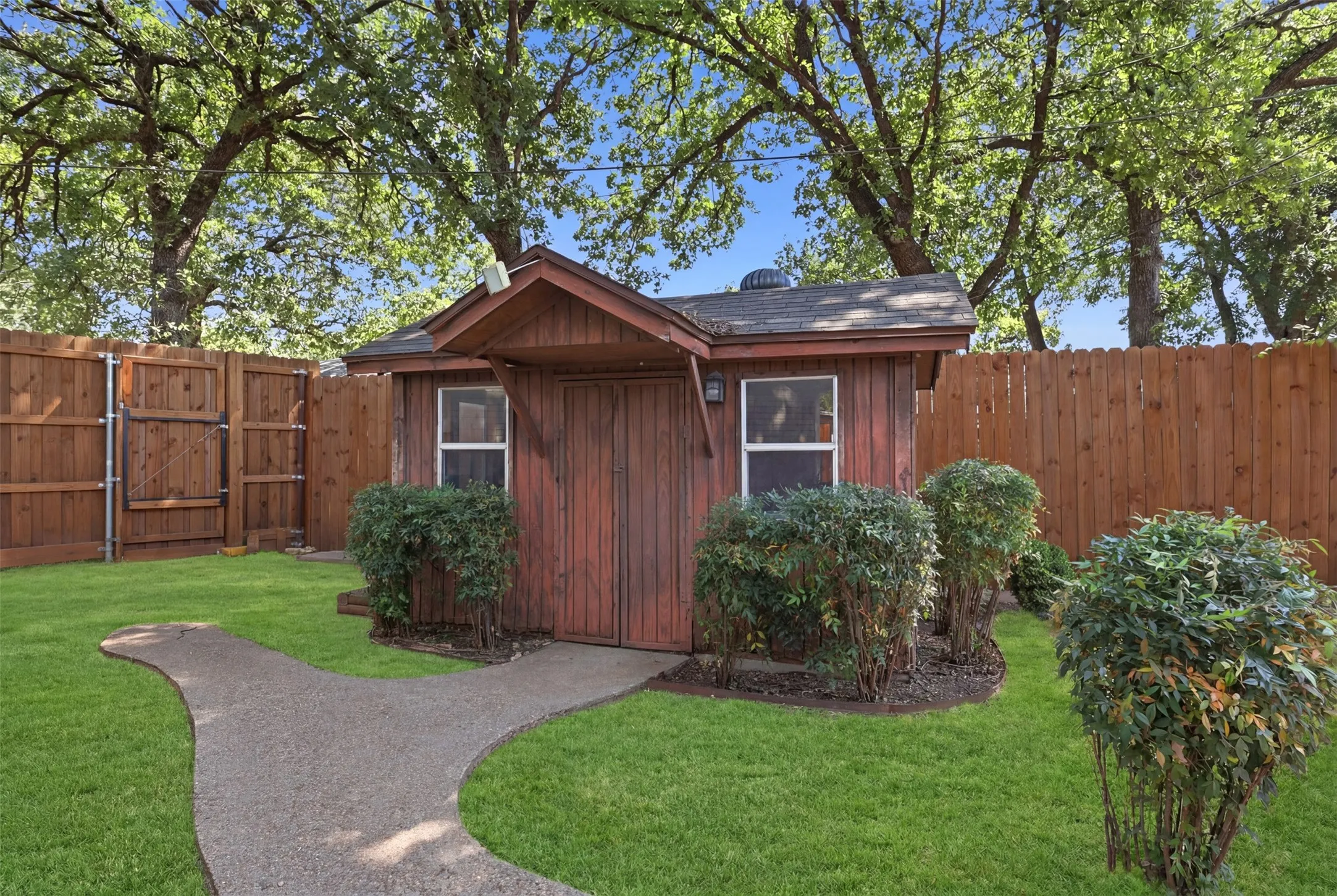 Single Family Residence For Sale in Tarrant County , 2400 York Minster Court, Arlington, Texas 76006, 4 Bedroom, 2 Bathroom, 2 Garage spaces, 1,619 Sqft, built in 1981, mls#21323015, Real Estate Agent in Arlington, Homes For Sale in Tarrant county, Homes For Sale in Arlington, Realtor in Arlington Texas, Real Estate Brokerage Independent Realty Texas, Luminita Cordes Realtor