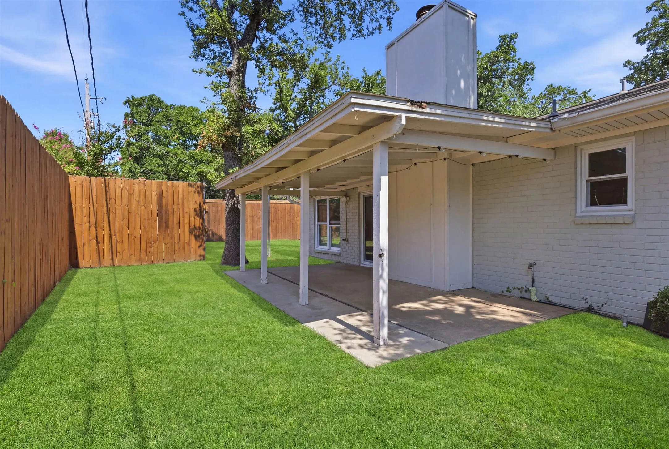 Single Family Residence For Sale in Tarrant County , 2400 York Minster Court, Arlington, Texas 76006, 4 Bedroom, 2 Bathroom, 2 Garage spaces, 1,619 Sqft, built in 1981, mls#21323015, Real Estate Agent in Arlington, Homes For Sale in Tarrant county, Homes For Sale in Arlington, Realtor in Arlington Texas, Real Estate Brokerage Independent Realty Texas, Luminita Cordes Realtor