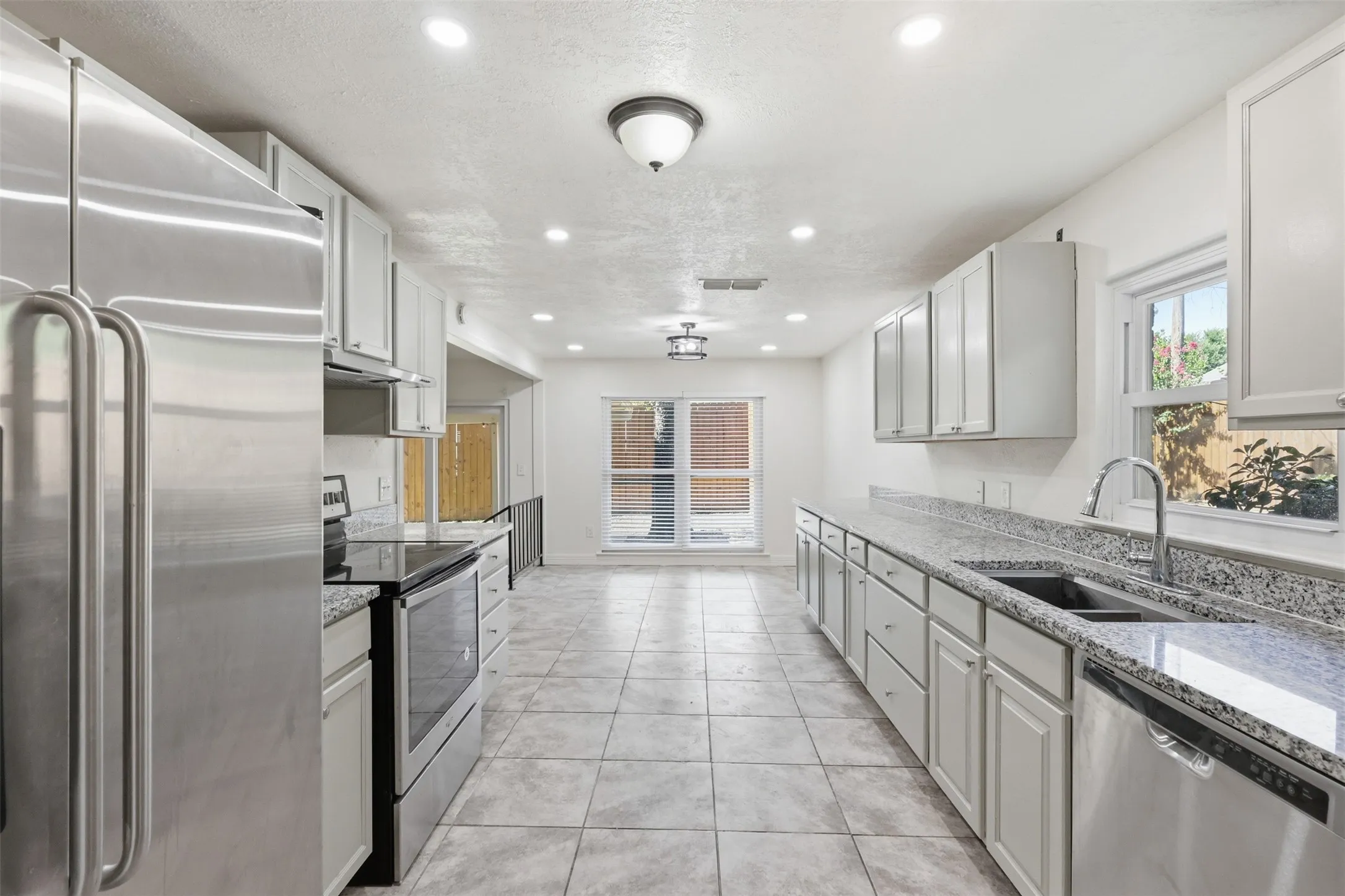 Single Family Residence For Sale in Tarrant County , 2400 York Minster Court, Arlington, Texas 76006, 4 Bedroom, 2 Bathroom, 2 Garage spaces, 1,619 Sqft, built in 1981, mls#21323015, Real Estate Agent in Arlington, Homes For Sale in Tarrant county, Homes For Sale in Arlington, Realtor in Arlington Texas, Real Estate Brokerage Independent Realty Texas, Luminita Cordes Realtor