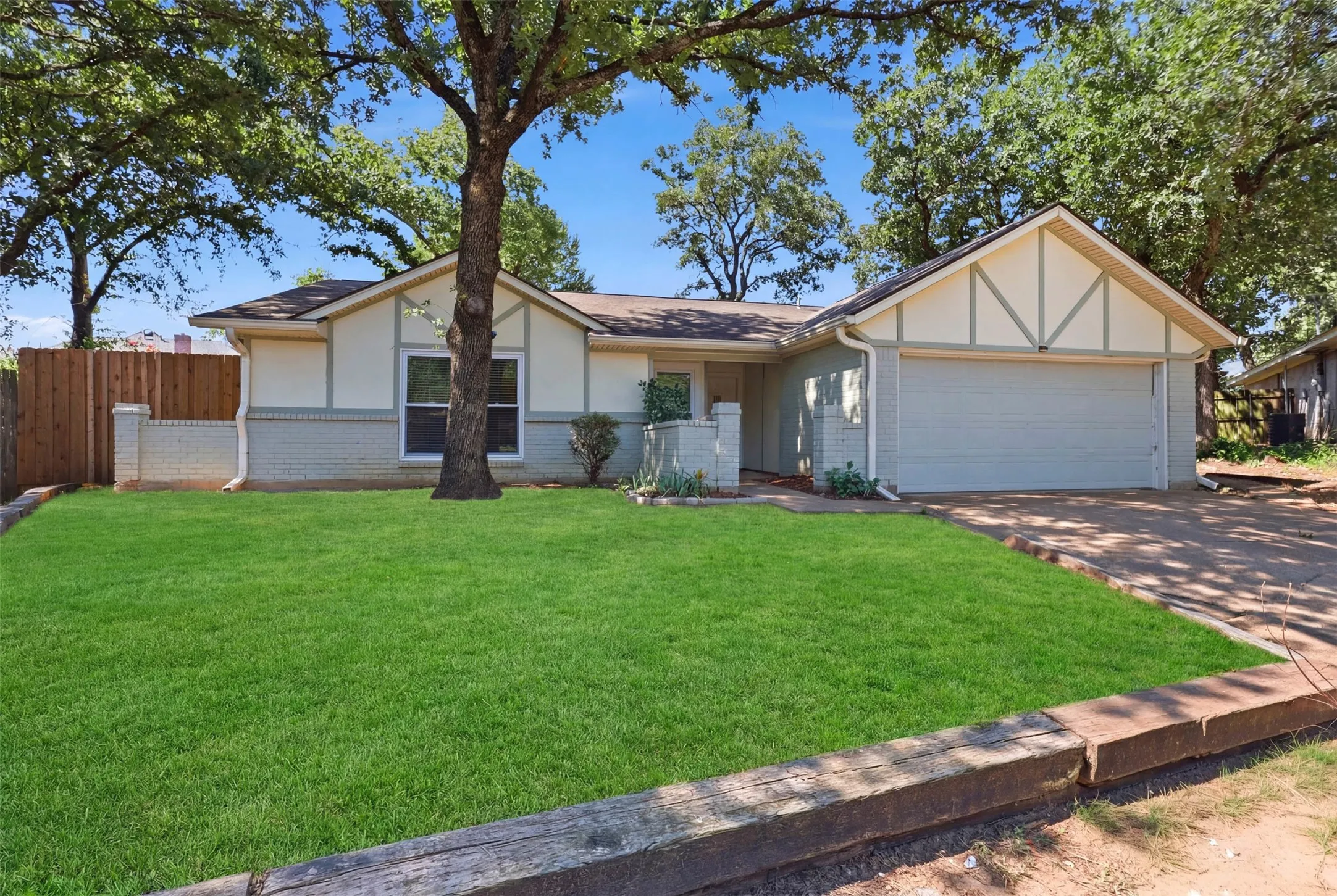 Single Family Residence For Sale in Tarrant County , 2400 York Minster Court, Arlington, Texas 76006, 4 Bedroom, 2 Bathroom, 2 Garage spaces, 1,619 Sqft, built in 1981, mls#21323015, Real Estate Agent in Arlington, Homes For Sale in Tarrant county, Homes For Sale in Arlington, Realtor in Arlington Texas, Real Estate Brokerage Independent Realty Texas, Luminita Cordes Realtor