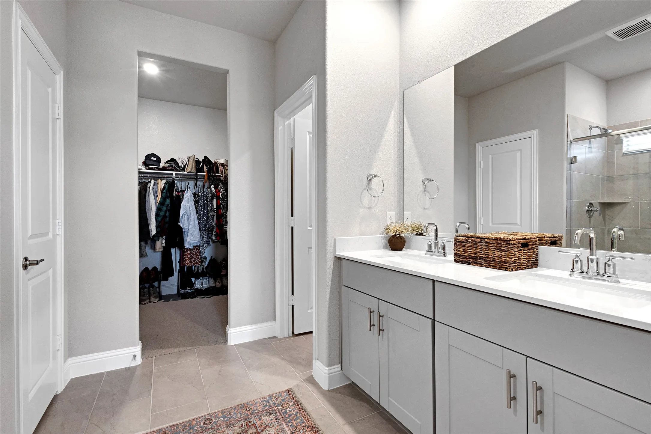 Ensuite bath with aspacious walk in closet.