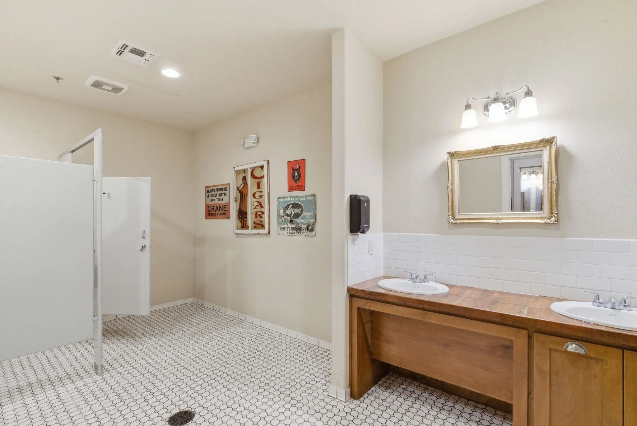 Hotel/Motel For Sale in Hamilton County , 103 S Pecan Street, Hico, Texas 76457, 0, 0, Garage spaces, 0 Sqft, built in 1896, Price $2,800,000, mls#21276587, Real Estate Agent in Hico, Homes For Sale in Hamilton county, Homes For Sale in Hico, Realtor in Hico Texas, Real Estate Brokerage Independent Realty Texas, Luminita Cordes Realtor