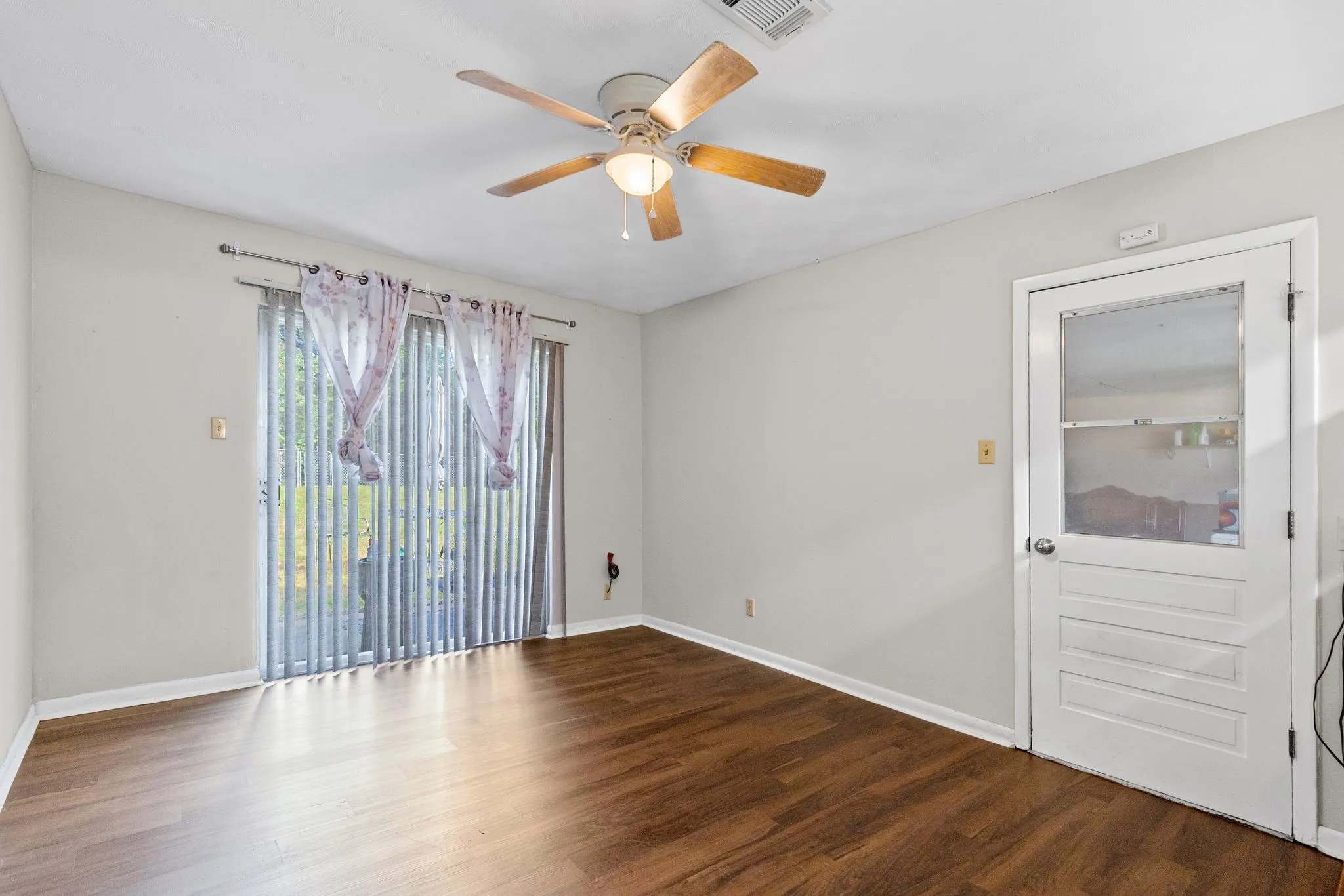 Single Family Residence For Sale in Hunt County , 5213 Hilltop Drive, Greenville, Texas 75402, 3 Bedroom, 2 Bathroom, 2 Garage spaces, 1,132 Sqft, built in 1975, Price $218,400, mls#21319728, Real Estate Agent in Greenville, Homes For Sale in Hunt county, Homes For Sale in Greenville, Realtor in Greenville Texas, Real Estate Brokerage Independent Realty Texas, Luminita Cordes Realtor