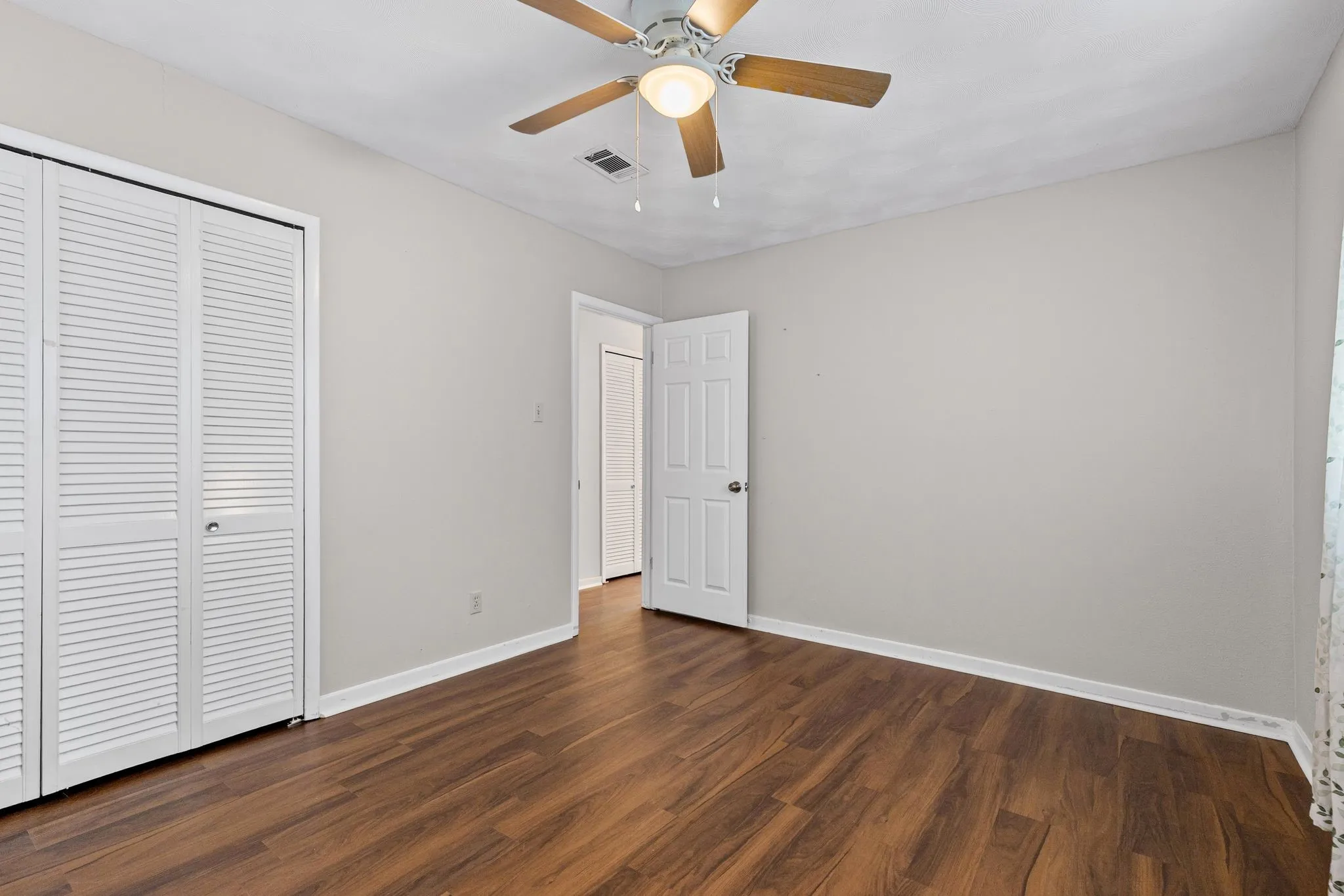 Single Family Residence For Sale in Hunt County , 5213 Hilltop Drive, Greenville, Texas 75402, 3 Bedroom, 2 Bathroom, 2 Garage spaces, 1,132 Sqft, built in 1975, Price $218,400, mls#21319728, Real Estate Agent in Greenville, Homes For Sale in Hunt county, Homes For Sale in Greenville, Realtor in Greenville Texas, Real Estate Brokerage Independent Realty Texas, Luminita Cordes Realtor