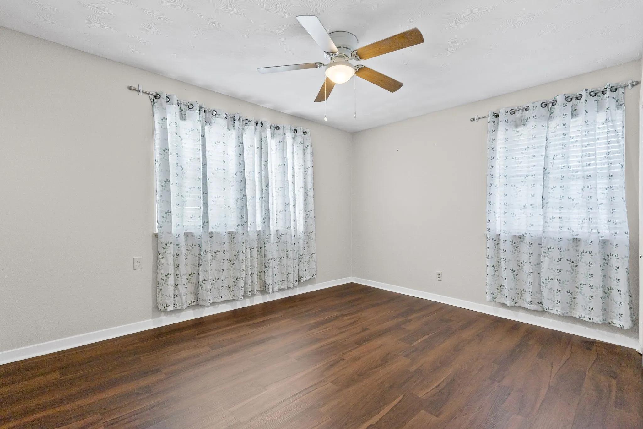 Single Family Residence For Sale in Hunt County , 5213 Hilltop Drive, Greenville, Texas 75402, 3 Bedroom, 2 Bathroom, 2 Garage spaces, 1,132 Sqft, built in 1975, Price $218,400, mls#21319728, Real Estate Agent in Greenville, Homes For Sale in Hunt county, Homes For Sale in Greenville, Realtor in Greenville Texas, Real Estate Brokerage Independent Realty Texas, Luminita Cordes Realtor