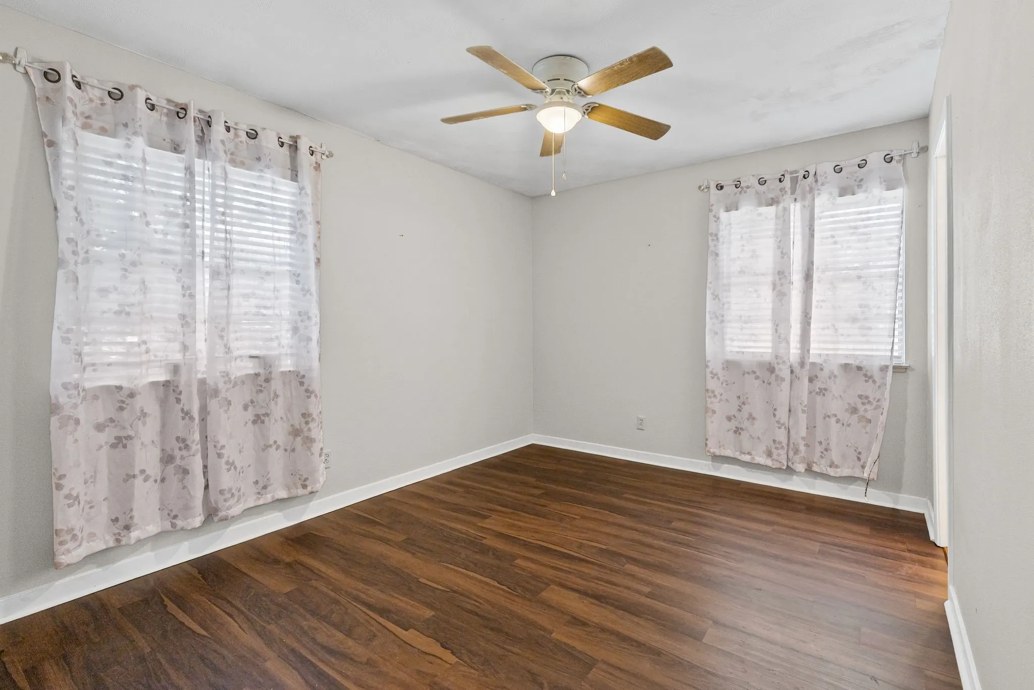 Single Family Residence For Sale in Hunt County , 5213 Hilltop Drive, Greenville, Texas 75402, 3 Bedroom, 2 Bathroom, 2 Garage spaces, 1,132 Sqft, built in 1975, Price $218,400, mls#21319728, Real Estate Agent in Greenville, Homes For Sale in Hunt county, Homes For Sale in Greenville, Realtor in Greenville Texas, Real Estate Brokerage Independent Realty Texas, Luminita Cordes Realtor