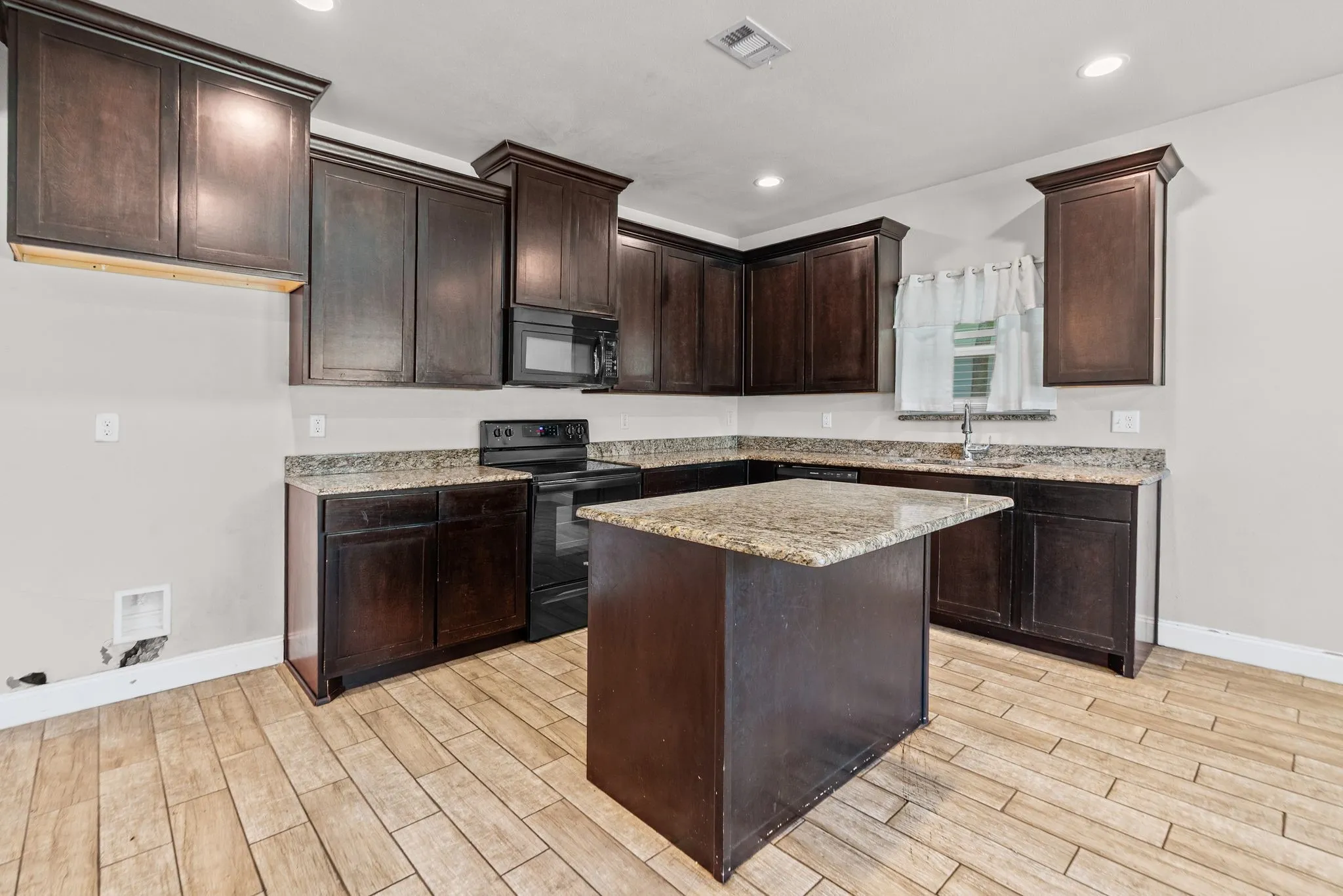 Single Family Residence For Sale in Hunt County , 3611 Spencer Street, Greenville, Texas 75401, 3 Bedroom, 2 Bathroom, 1 Garage spaces, 1,471 Sqft, built in 2020, mls#21319477, Real Estate Agent in Greenville, Homes For Sale in Hunt county, Homes For Sale in Greenville, Realtor in Greenville Texas, Real Estate Brokerage Independent Realty Texas, Luminita Cordes Realtor