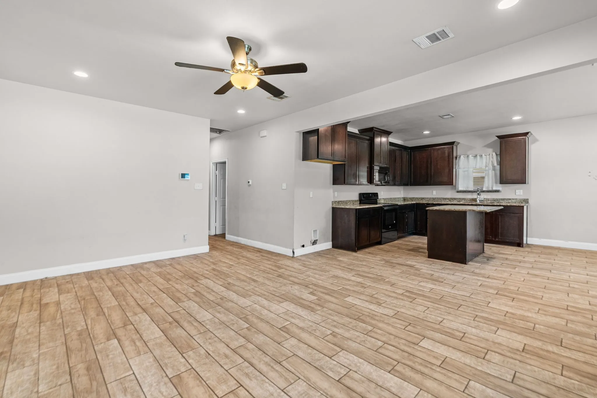 Single Family Residence For Sale in Hunt County , 3611 Spencer Street, Greenville, Texas 75401, 3 Bedroom, 2 Bathroom, 1 Garage spaces, 1,471 Sqft, built in 2020, mls#21319477, Real Estate Agent in Greenville, Homes For Sale in Hunt county, Homes For Sale in Greenville, Realtor in Greenville Texas, Real Estate Brokerage Independent Realty Texas, Luminita Cordes Realtor