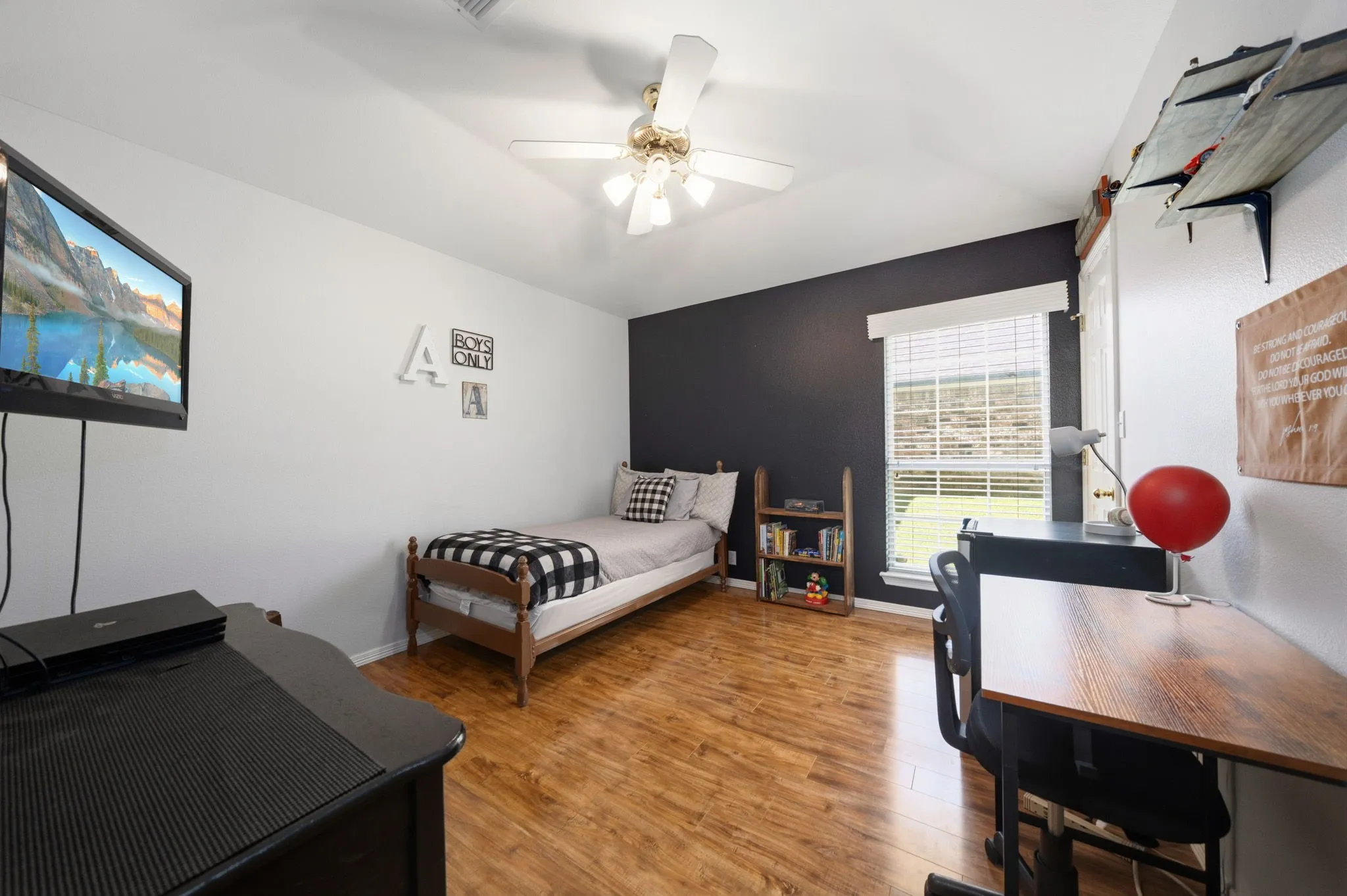 Single Family Residence For Sale in Ellis County , 215 Sioux Drive, Waxahachie, Texas 75165, 3 Bedroom, 2 Bathroom, 2 Garage spaces, 2,405 Sqft, built in 1991, mls#21318246, Real Estate Agent in Waxahachie, Homes For Sale in Ellis county, Homes For Sale in Waxahachie, Realtor in Waxahachie Texas, Real Estate Brokerage Independent Realty Texas, Luminita Cordes Realtor