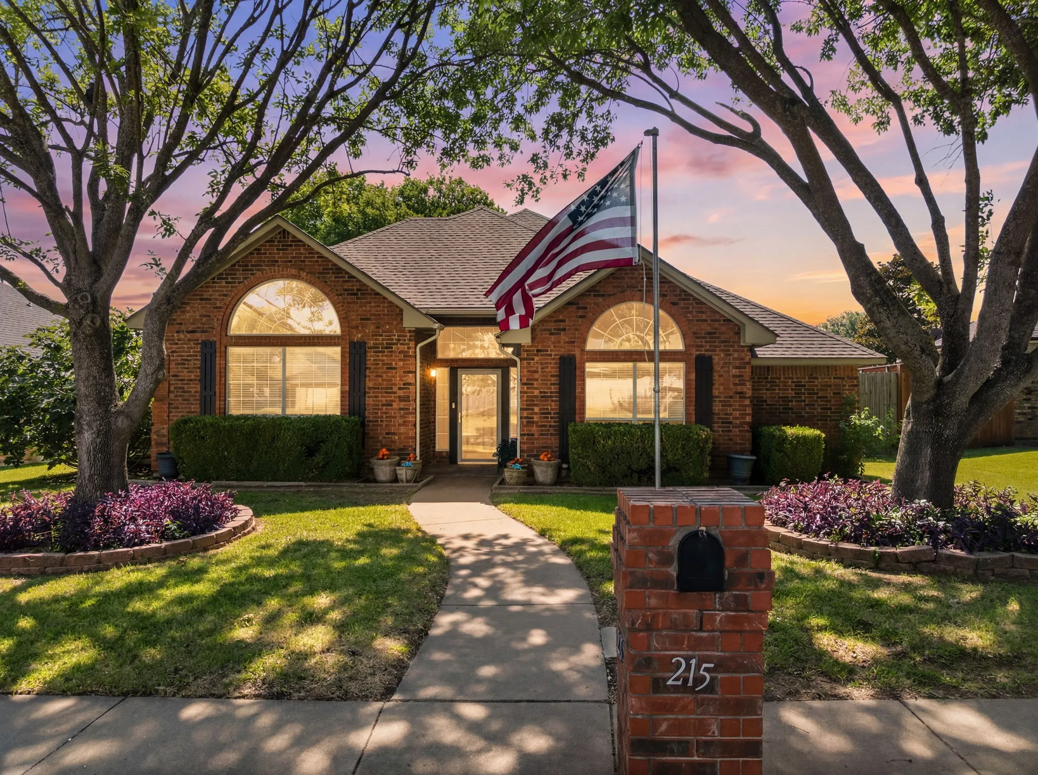 Single Family Residence For Sale in Ellis County , 215 Sioux Drive, Waxahachie, Texas 75165, 3 Bedroom, 2 Bathroom, 2 Garage spaces, 2,405 Sqft, built in 1991, mls#21318246, Real Estate Agent in Waxahachie, Homes For Sale in Ellis county, Homes For Sale in Waxahachie, Realtor in Waxahachie Texas, Real Estate Brokerage Independent Realty Texas, Luminita Cordes Realtor