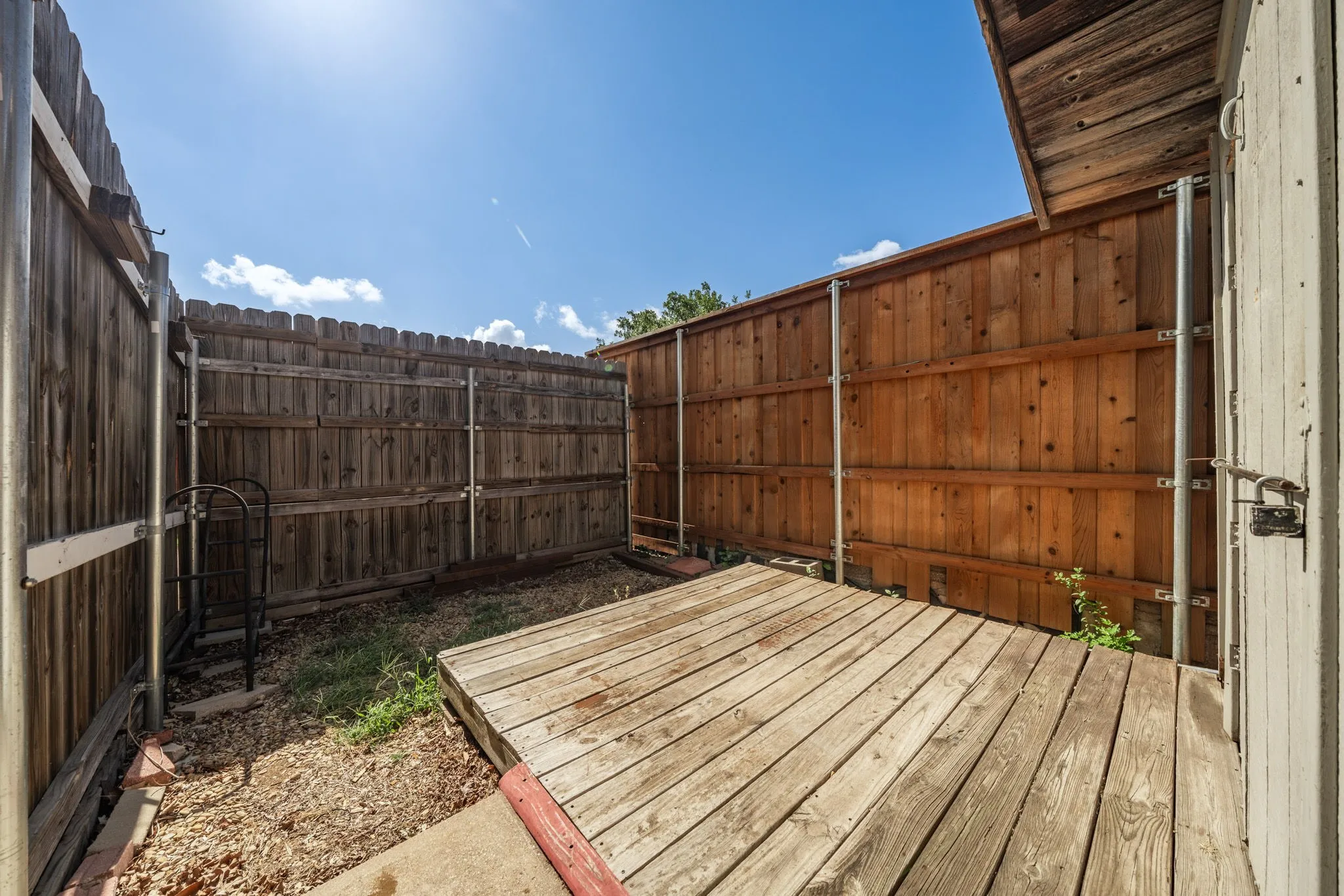 Single Family Residence For Sale in Ellis County , 215 Sioux Drive, Waxahachie, Texas 75165, 3 Bedroom, 2 Bathroom, 2 Garage spaces, 2,405 Sqft, built in 1991, mls#21318246, Real Estate Agent in Waxahachie, Homes For Sale in Ellis county, Homes For Sale in Waxahachie, Realtor in Waxahachie Texas, Real Estate Brokerage Independent Realty Texas, Luminita Cordes Realtor