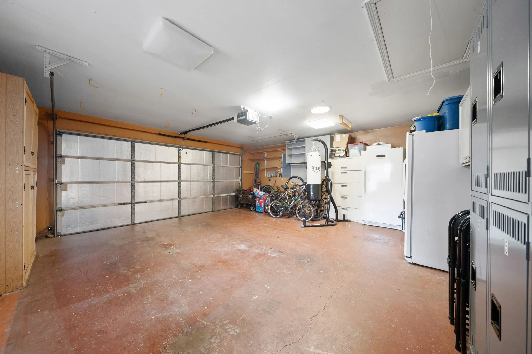Single Family Residence For Sale in Ellis County , 215 Sioux Drive, Waxahachie, Texas 75165, 3 Bedroom, 2 Bathroom, 2 Garage spaces, 2,405 Sqft, built in 1991, mls#21318246, Real Estate Agent in Waxahachie, Homes For Sale in Ellis county, Homes For Sale in Waxahachie, Realtor in Waxahachie Texas, Real Estate Brokerage Independent Realty Texas, Luminita Cordes Realtor
