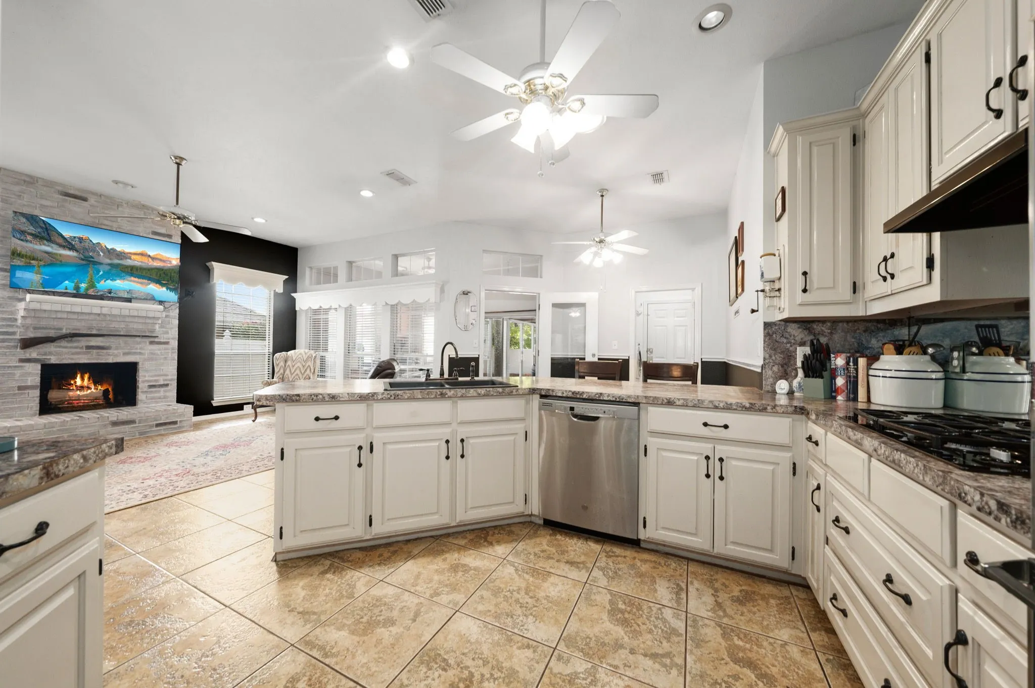 Single Family Residence For Sale in Ellis County , 215 Sioux Drive, Waxahachie, Texas 75165, 3 Bedroom, 2 Bathroom, 2 Garage spaces, 2,405 Sqft, built in 1991, mls#21318246, Real Estate Agent in Waxahachie, Homes For Sale in Ellis county, Homes For Sale in Waxahachie, Realtor in Waxahachie Texas, Real Estate Brokerage Independent Realty Texas, Luminita Cordes Realtor