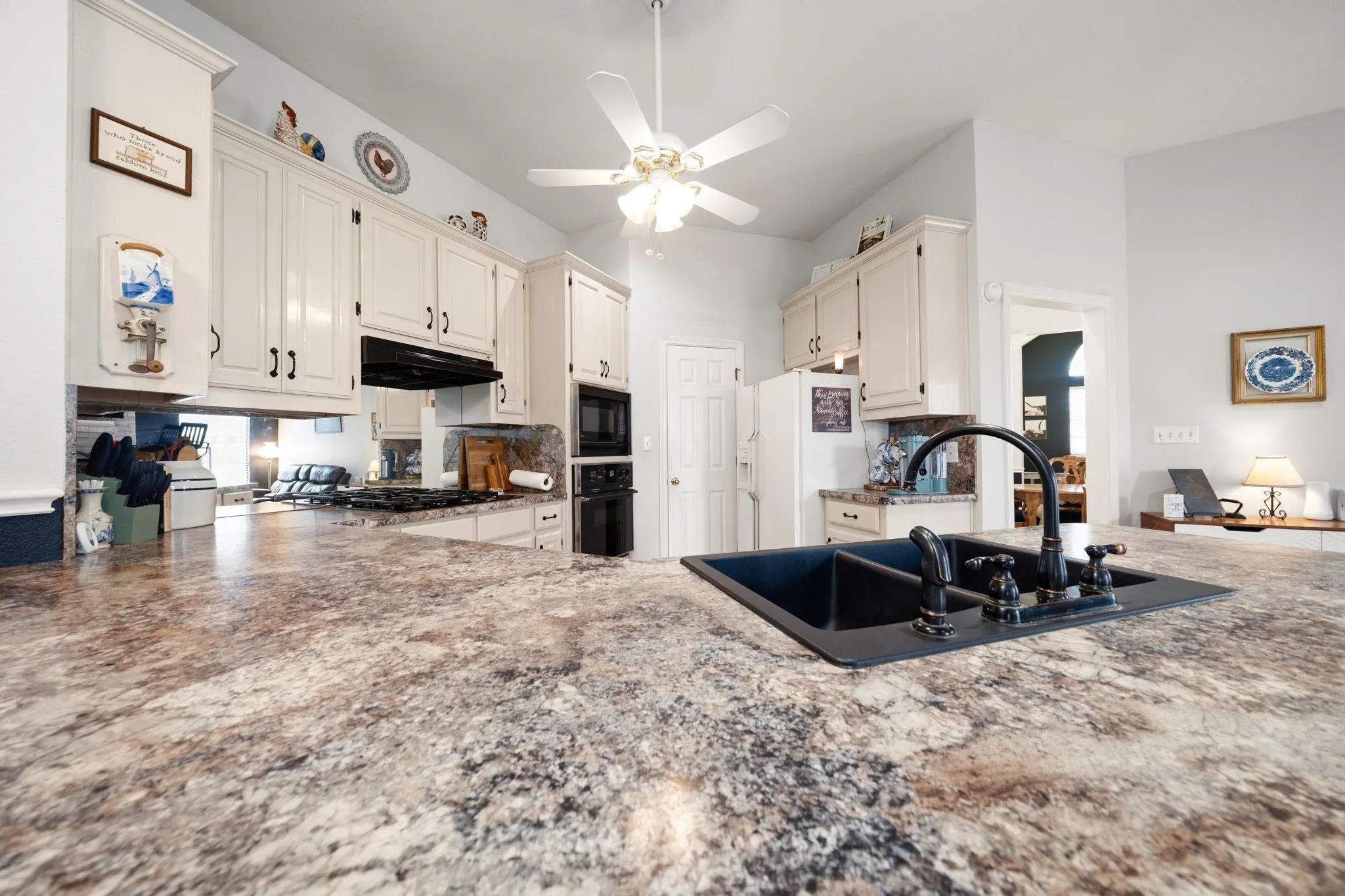 Single Family Residence For Sale in Ellis County , 215 Sioux Drive, Waxahachie, Texas 75165, 3 Bedroom, 2 Bathroom, 2 Garage spaces, 2,405 Sqft, built in 1991, mls#21318246, Real Estate Agent in Waxahachie, Homes For Sale in Ellis county, Homes For Sale in Waxahachie, Realtor in Waxahachie Texas, Real Estate Brokerage Independent Realty Texas, Luminita Cordes Realtor