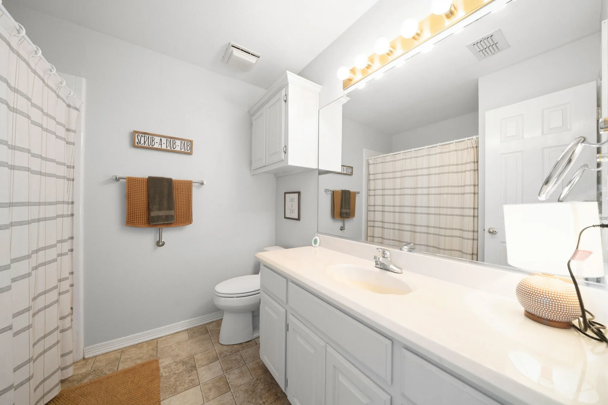 Single Family Residence For Sale in Ellis County , 215 Sioux Drive, Waxahachie, Texas 75165, 3 Bedroom, 2 Bathroom, 2 Garage spaces, 2,405 Sqft, built in 1991, mls#21318246, Real Estate Agent in Waxahachie, Homes For Sale in Ellis county, Homes For Sale in Waxahachie, Realtor in Waxahachie Texas, Real Estate Brokerage Independent Realty Texas, Luminita Cordes Realtor