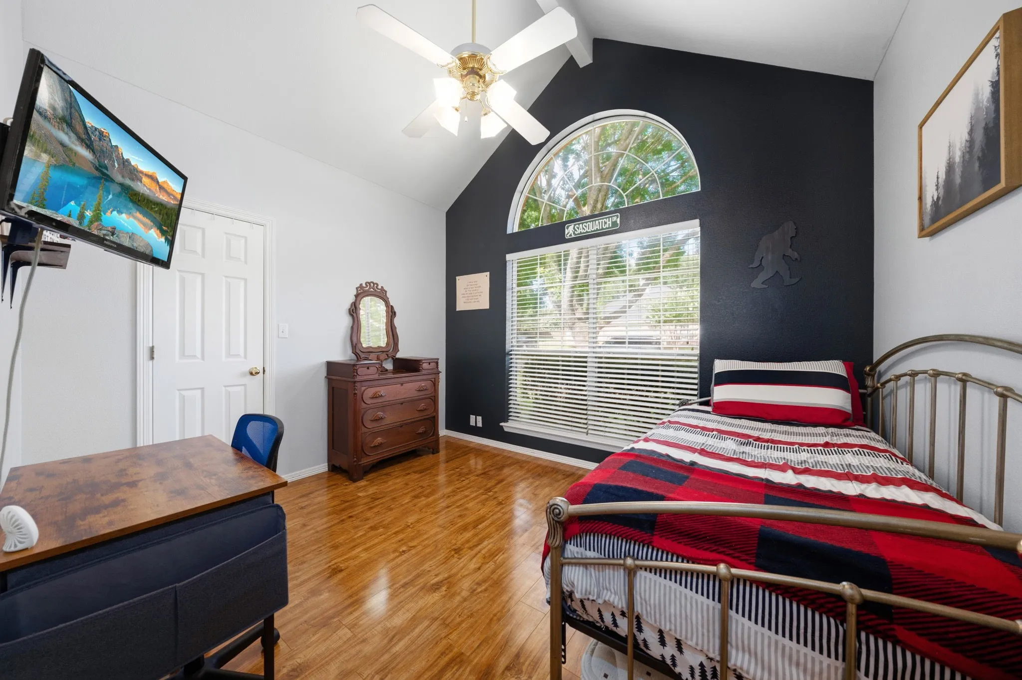 Single Family Residence For Sale in Ellis County , 215 Sioux Drive, Waxahachie, Texas 75165, 3 Bedroom, 2 Bathroom, 2 Garage spaces, 2,405 Sqft, built in 1991, mls#21318246, Real Estate Agent in Waxahachie, Homes For Sale in Ellis county, Homes For Sale in Waxahachie, Realtor in Waxahachie Texas, Real Estate Brokerage Independent Realty Texas, Luminita Cordes Realtor