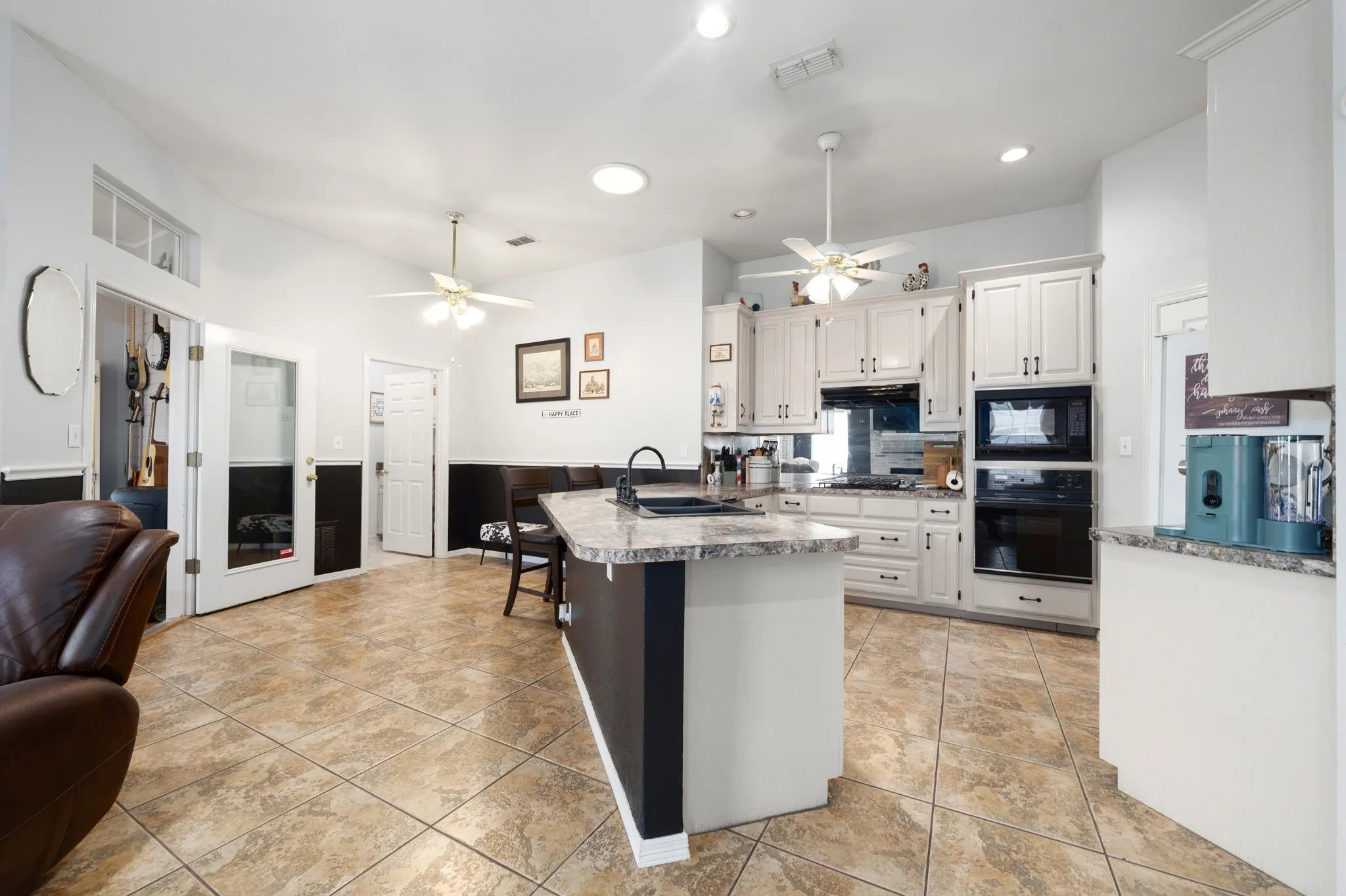 Single Family Residence For Sale in Ellis County , 215 Sioux Drive, Waxahachie, Texas 75165, 3 Bedroom, 2 Bathroom, 2 Garage spaces, 2,405 Sqft, built in 1991, mls#21318246, Real Estate Agent in Waxahachie, Homes For Sale in Ellis county, Homes For Sale in Waxahachie, Realtor in Waxahachie Texas, Real Estate Brokerage Independent Realty Texas, Luminita Cordes Realtor