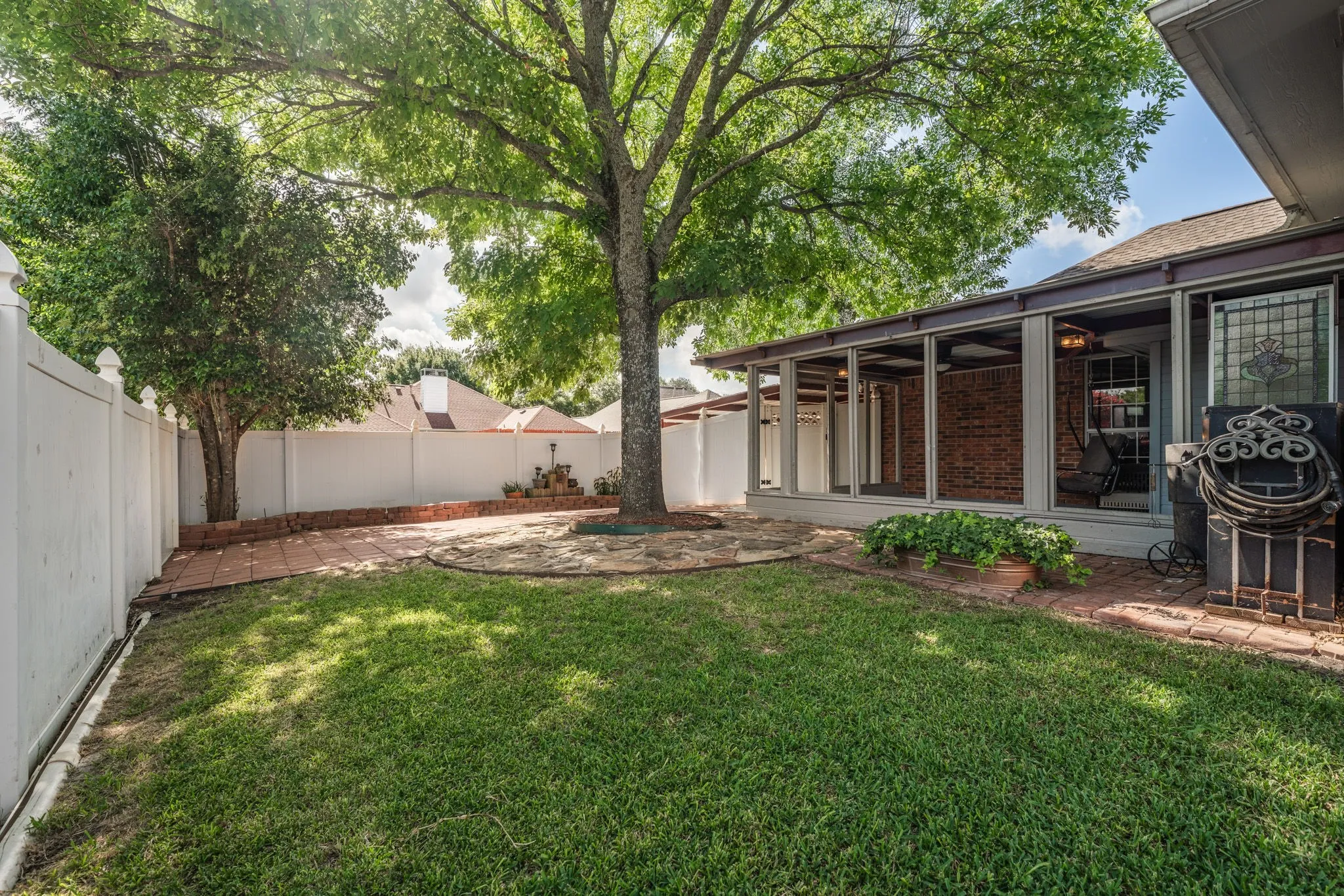 Single Family Residence For Sale in Ellis County , 215 Sioux Drive, Waxahachie, Texas 75165, 3 Bedroom, 2 Bathroom, 2 Garage spaces, 2,405 Sqft, built in 1991, mls#21318246, Real Estate Agent in Waxahachie, Homes For Sale in Ellis county, Homes For Sale in Waxahachie, Realtor in Waxahachie Texas, Real Estate Brokerage Independent Realty Texas, Luminita Cordes Realtor