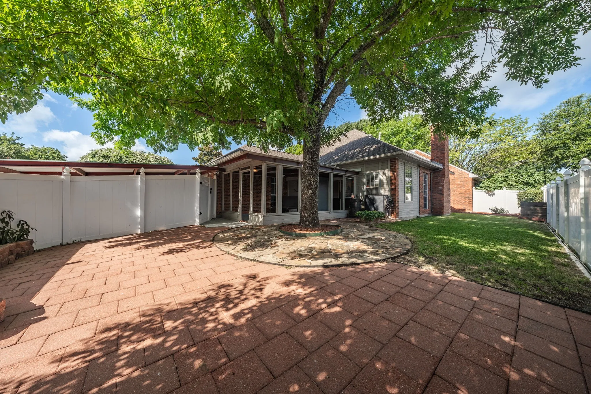 Single Family Residence For Sale in Ellis County , 215 Sioux Drive, Waxahachie, Texas 75165, 3 Bedroom, 2 Bathroom, 2 Garage spaces, 2,405 Sqft, built in 1991, mls#21318246, Real Estate Agent in Waxahachie, Homes For Sale in Ellis county, Homes For Sale in Waxahachie, Realtor in Waxahachie Texas, Real Estate Brokerage Independent Realty Texas, Luminita Cordes Realtor