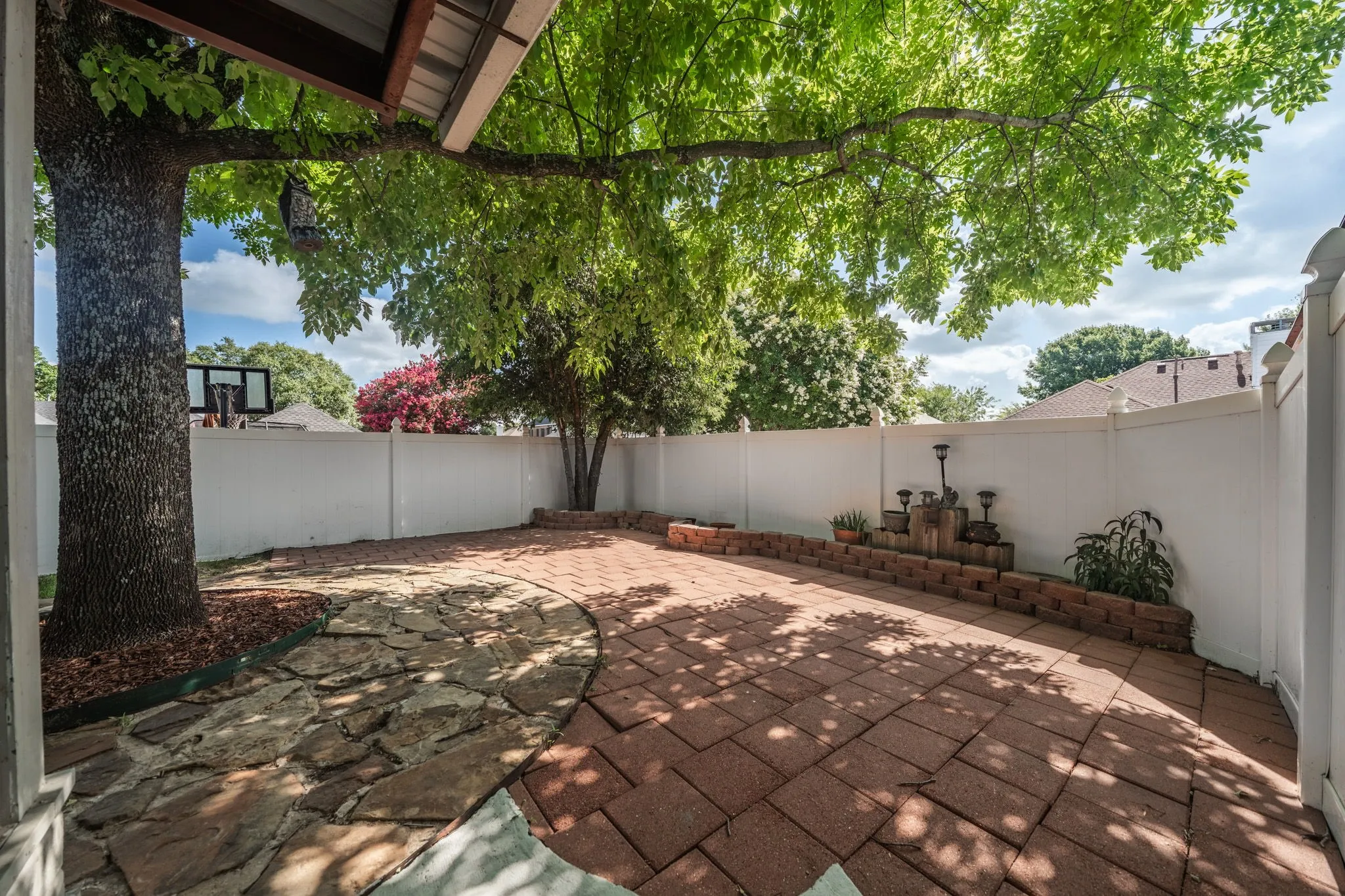 Single Family Residence For Sale in Ellis County , 215 Sioux Drive, Waxahachie, Texas 75165, 3 Bedroom, 2 Bathroom, 2 Garage spaces, 2,405 Sqft, built in 1991, mls#21318246, Real Estate Agent in Waxahachie, Homes For Sale in Ellis county, Homes For Sale in Waxahachie, Realtor in Waxahachie Texas, Real Estate Brokerage Independent Realty Texas, Luminita Cordes Realtor