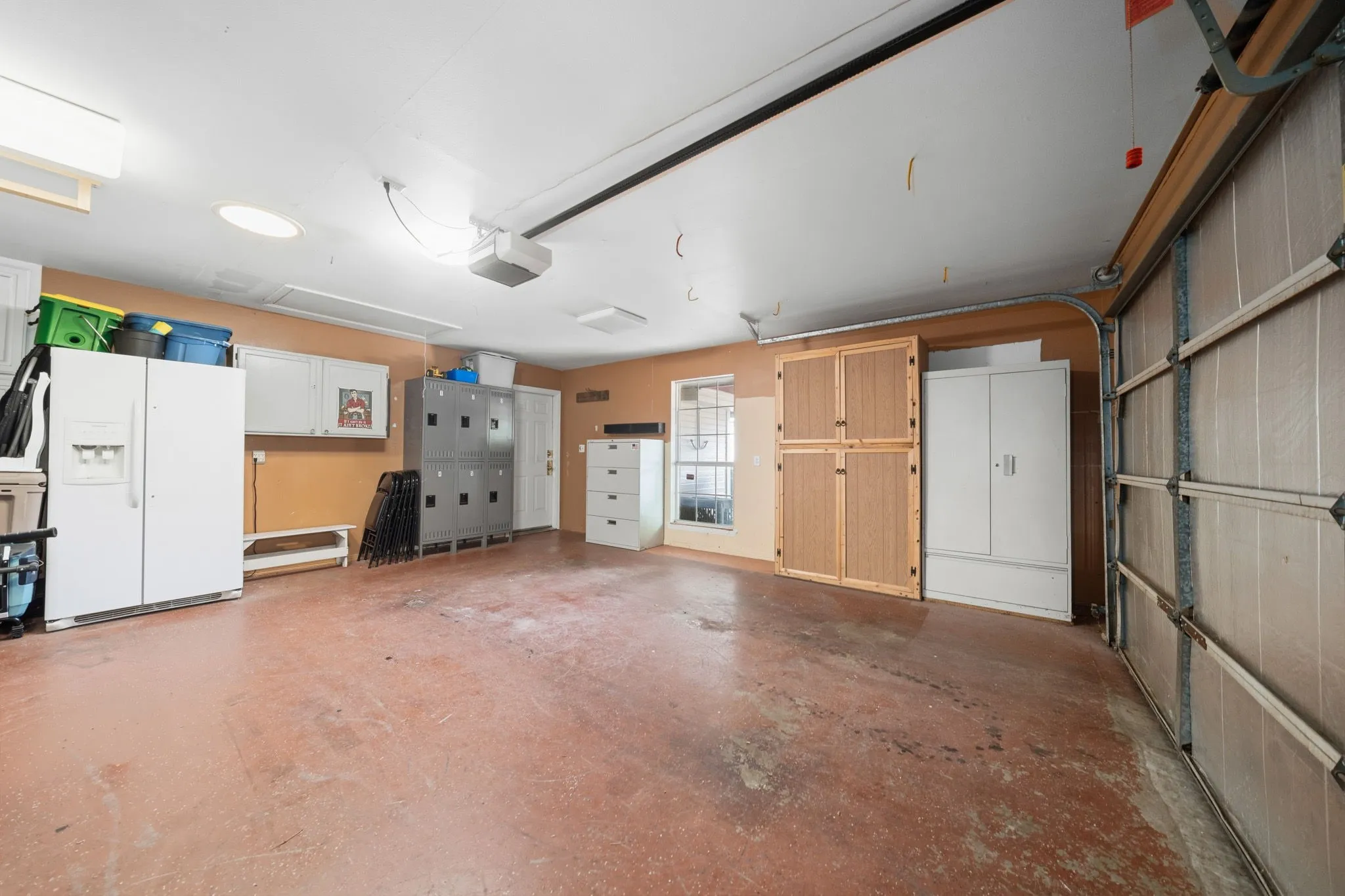 Single Family Residence For Sale in Ellis County , 215 Sioux Drive, Waxahachie, Texas 75165, 3 Bedroom, 2 Bathroom, 2 Garage spaces, 2,405 Sqft, built in 1991, mls#21318246, Real Estate Agent in Waxahachie, Homes For Sale in Ellis county, Homes For Sale in Waxahachie, Realtor in Waxahachie Texas, Real Estate Brokerage Independent Realty Texas, Luminita Cordes Realtor