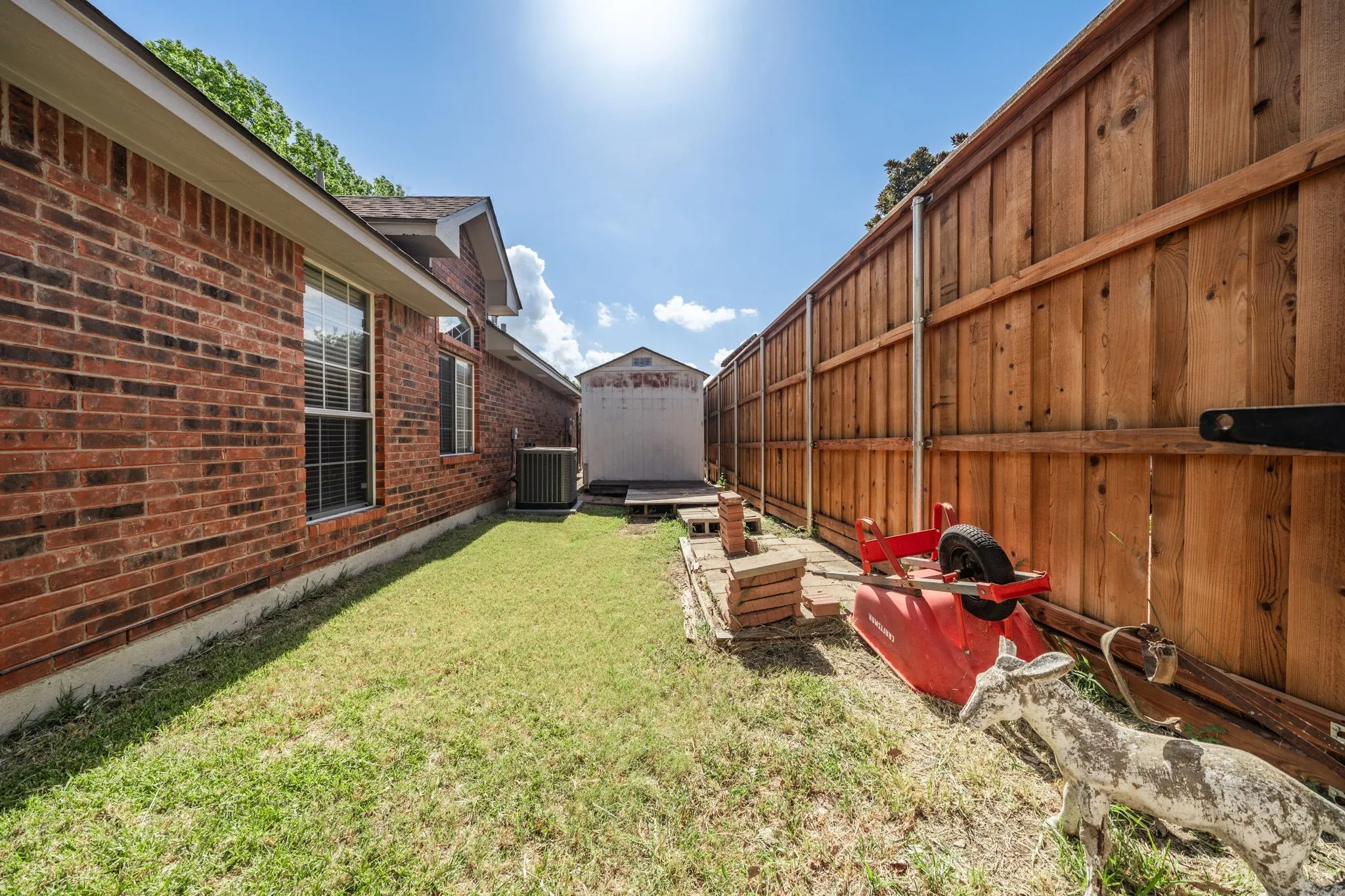 Single Family Residence For Sale in Ellis County , 215 Sioux Drive, Waxahachie, Texas 75165, 3 Bedroom, 2 Bathroom, 2 Garage spaces, 2,405 Sqft, built in 1991, mls#21318246, Real Estate Agent in Waxahachie, Homes For Sale in Ellis county, Homes For Sale in Waxahachie, Realtor in Waxahachie Texas, Real Estate Brokerage Independent Realty Texas, Luminita Cordes Realtor
