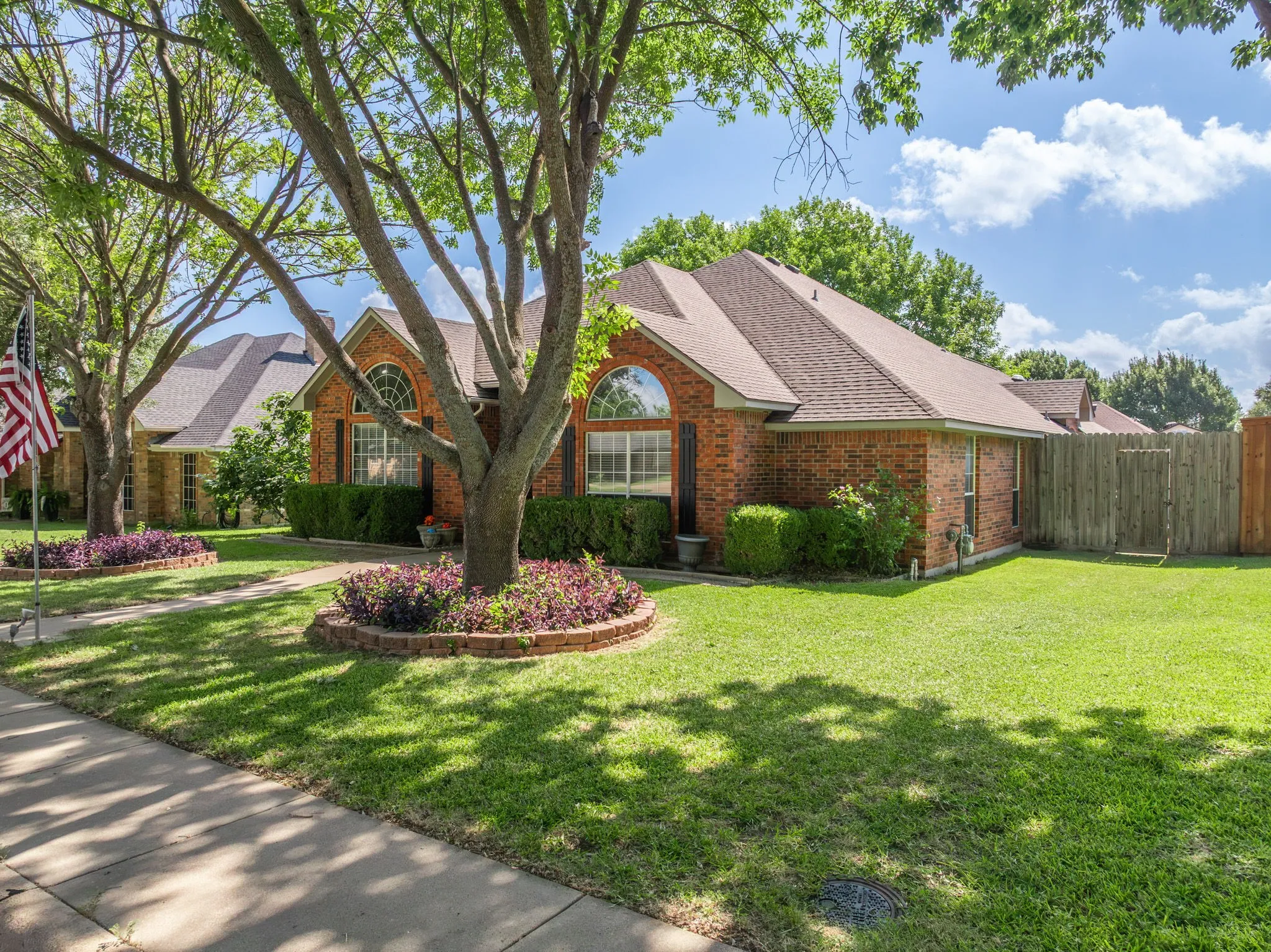Single Family Residence For Sale in Ellis County , 215 Sioux Drive, Waxahachie, Texas 75165, 3 Bedroom, 2 Bathroom, 2 Garage spaces, 2,405 Sqft, built in 1991, mls#21318246, Real Estate Agent in Waxahachie, Homes For Sale in Ellis county, Homes For Sale in Waxahachie, Realtor in Waxahachie Texas, Real Estate Brokerage Independent Realty Texas, Luminita Cordes Realtor