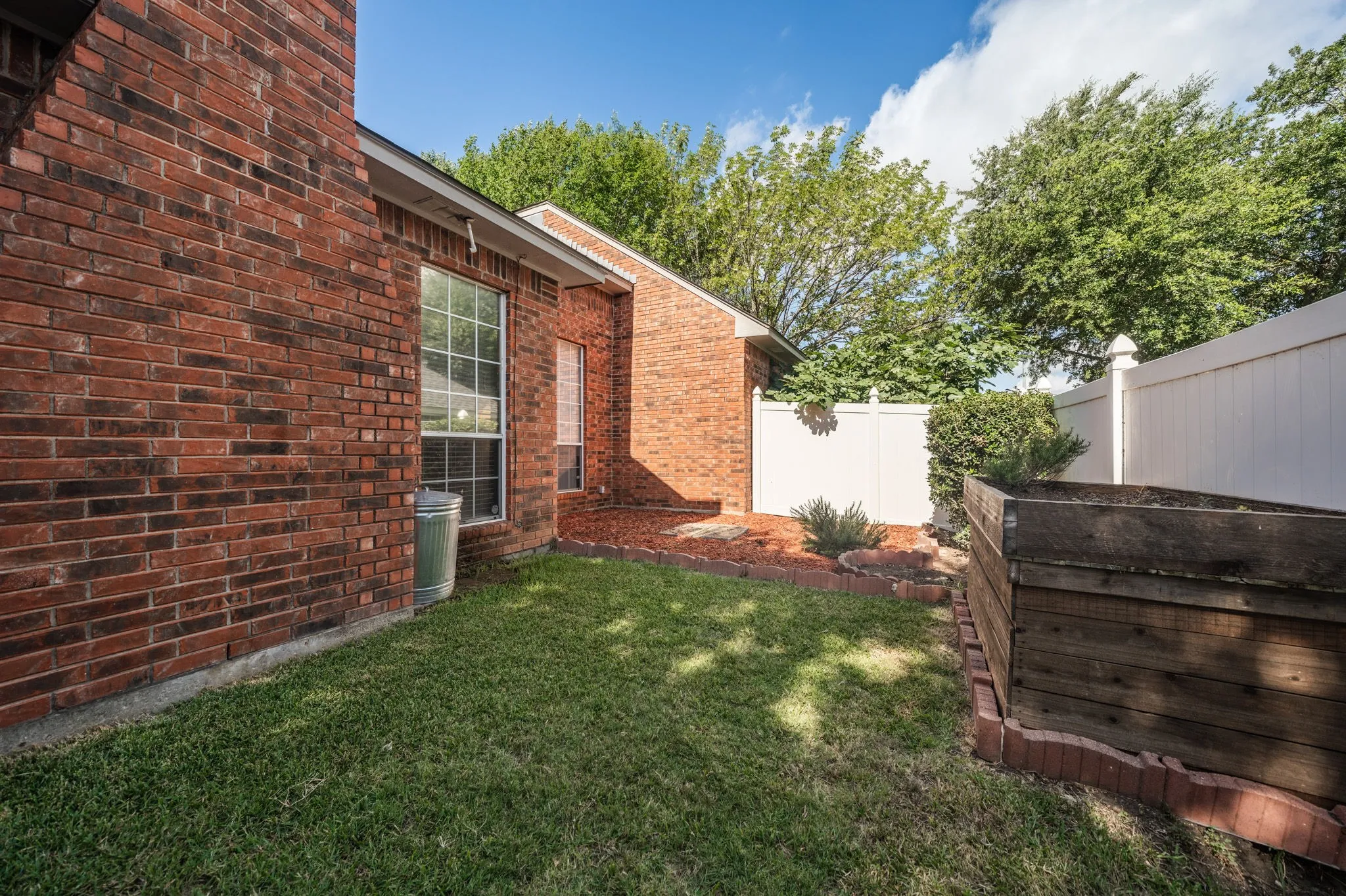 Single Family Residence For Sale in Ellis County , 215 Sioux Drive, Waxahachie, Texas 75165, 3 Bedroom, 2 Bathroom, 2 Garage spaces, 2,405 Sqft, built in 1991, mls#21318246, Real Estate Agent in Waxahachie, Homes For Sale in Ellis county, Homes For Sale in Waxahachie, Realtor in Waxahachie Texas, Real Estate Brokerage Independent Realty Texas, Luminita Cordes Realtor