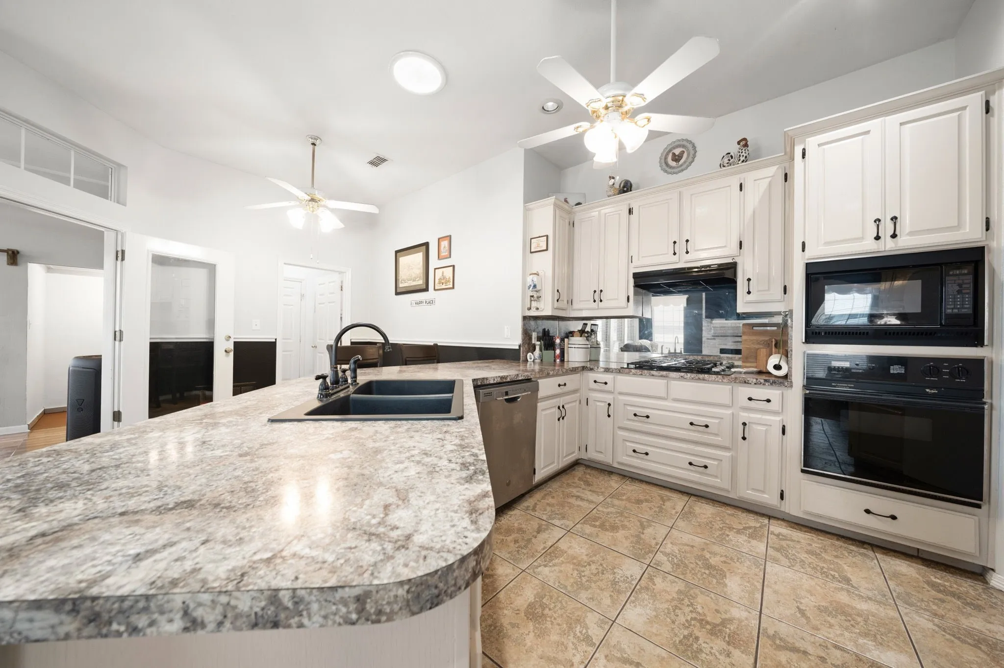 Single Family Residence For Sale in Ellis County , 215 Sioux Drive, Waxahachie, Texas 75165, 3 Bedroom, 2 Bathroom, 2 Garage spaces, 2,405 Sqft, built in 1991, mls#21318246, Real Estate Agent in Waxahachie, Homes For Sale in Ellis county, Homes For Sale in Waxahachie, Realtor in Waxahachie Texas, Real Estate Brokerage Independent Realty Texas, Luminita Cordes Realtor