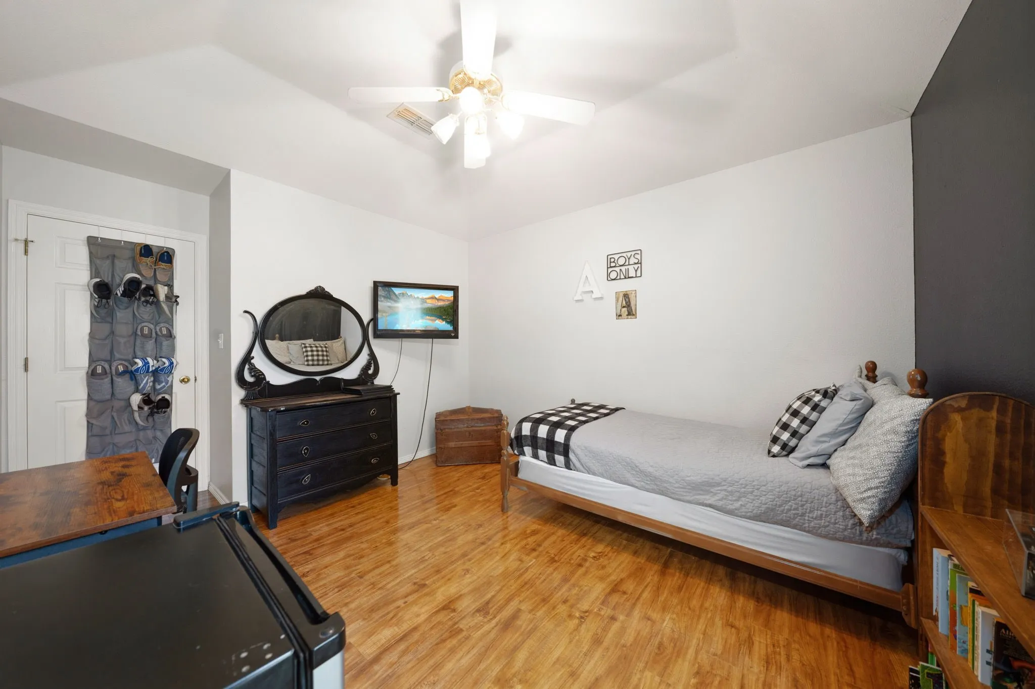 Single Family Residence For Sale in Ellis County , 215 Sioux Drive, Waxahachie, Texas 75165, 3 Bedroom, 2 Bathroom, 2 Garage spaces, 2,405 Sqft, built in 1991, mls#21318246, Real Estate Agent in Waxahachie, Homes For Sale in Ellis county, Homes For Sale in Waxahachie, Realtor in Waxahachie Texas, Real Estate Brokerage Independent Realty Texas, Luminita Cordes Realtor
